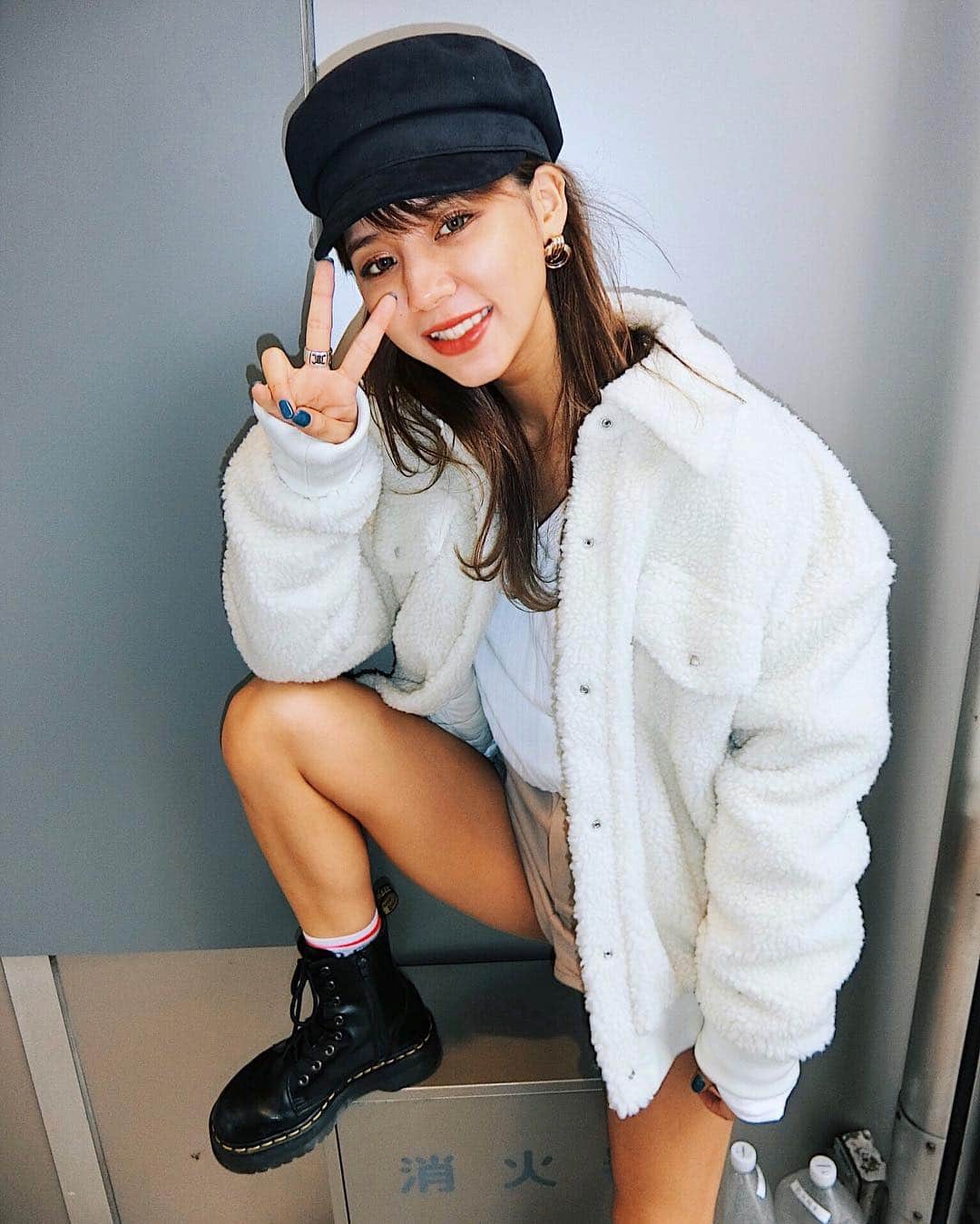 のインスタグラム：「. . ピース率が以上に高い最近のらいみー👶🏻👶🏻笑 . 可愛いもこもこちゃん入荷したから着てみた❤️ ワントーンコーデが好きなのである🕺🏽💕 そして久々のキャスケット💕💕 . ほわいとのもこもこきゃわいーなー🦓❤️ 着てるもの全部発売してるよーん！ . #em #emoda #fashion #mode #casual #mode #monotone #tokyo #japan #instagood #camereon #like4like #love #shibuya #tokyo #ootd #outfit #sea #black #girl #holiday#collaboration」