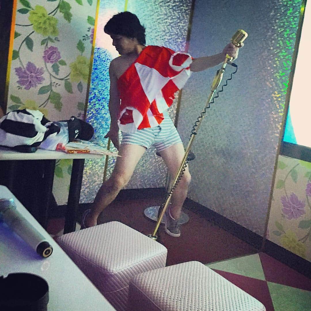 こーいちのインスタグラム：「ロットン武道館ライブ後、中打ちを経てその後ヒロシとその仲間たちとカラオケ館。 ヒロシお得意のBzのULTRA SHOCK(SOUL)も聴けたしほんとに泣いたり笑ったり忙しい1日でした。  #ロットン武道館 #ヒロシカラオケ館」