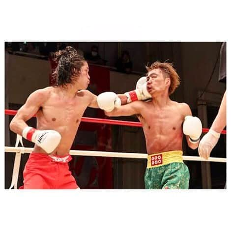 宮城大樹さんのインスタグラム写真 - (宮城大樹Instagram)「Dykiの19戦目 . . Dyki vs 六川星矢 5R判定勝ち . この試合はみなさんご存知の方も多いかもしれませんがRISEバンタム級王者決定戦 . 勝てば天国 . 負ければ地獄 . そしてぼくはこの勝負のまえにもう一つの賭けをしました。 . テラスハウスに入居するということ。 . 理由は？ . RISEを広めたい . キックボクシングを広めたい . Dykiをたくさん知ってもらいたいという理由。 . まわりからは猛反対されました。 . だけど得するのも自分。 . 損するのも自分。 . 尋常じゃないプレッシャーでしたがそこに勝つことできてこの試合でたくさん成長できました。 . そして今までとは比べ物にならないぐらいのたくさんの声援に励まされ挑めた試合でした。 . みなさんの応援のおかげで無事チャンピオンになることができました。 . 試合後は血尿がでてびっくり。 . この試合で人生が180℃変わった。 . . #RISE #TARGETSHIBUYA #キックボクシング #キックでキレイなカラダをてにいれる」10月4日 22時15分 - dykinman