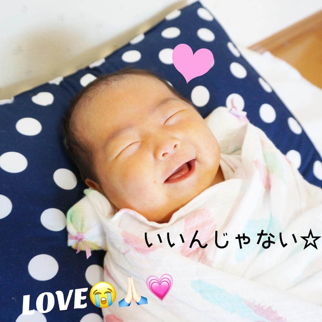 makikoさんのインスタグラム写真 - (makikoInstagram)「❤︎ はじめて “おひなまき” なるものをやってみた！🐥 ．  ナニコレ‼️イモムシみたいでめっちゃ可愛いやんー‼️😍😍😍 ．  ちゃんと出来てる？めっちゃ雑なのは抜きにして（笑）😂 ．  そしてことちゃん、笑うようになりました…💗💗💗😭😭 ．  ますます癒し度がアップしておられる⤴️😍🙏🏻✨ ．  ことちゃん、新しいベビークッションと首枕にてくつろぎ中〜〜🎶👶🏻 ． ▶︎ http://item.rakuten.co.jp/luckbaby/001/  #ベビークッション #背中がcカーブになるので赤ちゃんがリラックスできるそう #赤ちゃん用首枕 #向きグセ予防 #ラックベイビー #おひなまき #生後1ヶ月 #親バカ部 #女の子 #ことちゃんぽつんシリーズ」10月4日 22時19分 - batako93