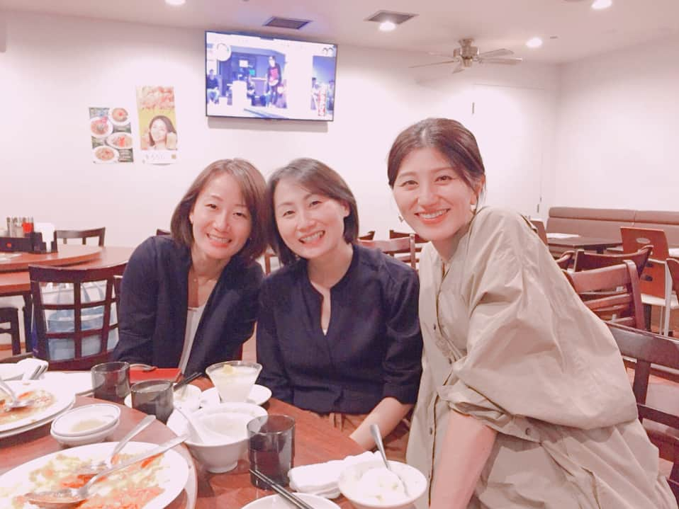 佐野優子さんのインスタグラム写真 - (佐野優子Instagram)「お先輩方との記念写真📸 & おすぎ と おしぶ と💕 . あ〜笑った笑った😆👏🏻 . #世界バレー #ogob #おすぎ  #杉山祥子  #おしぶ  #渋谷理惠  #杏仁豆腐 #中華で満腹  #次は名古屋🏐」10月5日 8時24分 - yuko12345