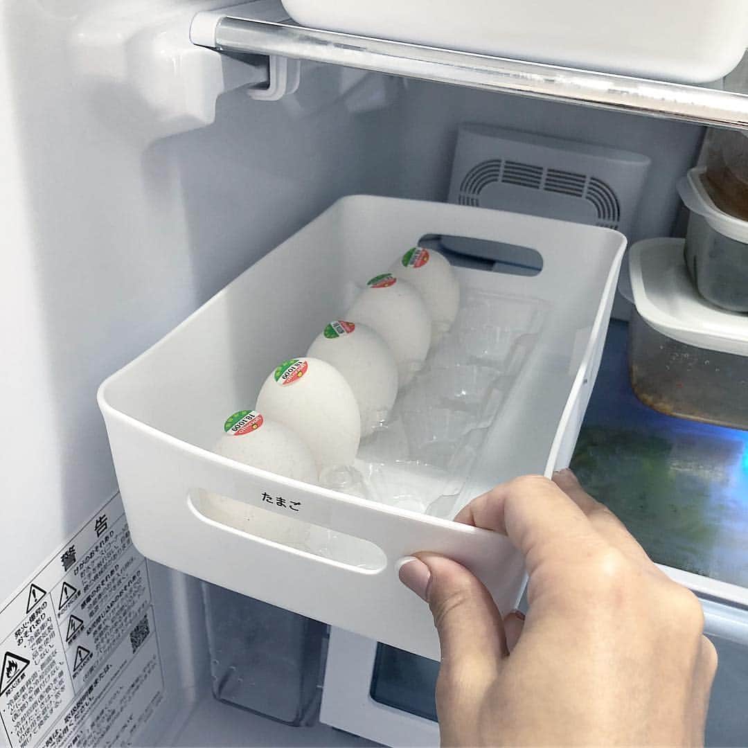 akaneさんのインスタグラム写真 - (akaneInstagram)「gm☆ . なんとか冷蔵庫収納完成しました！ . 前回ブログに書いたように、真ん中は通風口で温度の特に低い場所なので、水分が多いものなどは凍りやすいのでなるべく空けるように！ . 冷蔵庫の冷気も回りやすくなります！ . 今回冷蔵庫収納で、採用したのはトレー収納！ . この冷蔵庫は高さが無いので、ケースだと入るものが限られてしまうので、トレーにして前に引き出して奥まで使えるようにしました✨ . ケースも通気をよくしないと、ケース自体が冷気を遮ってしまうことになってしまうのと、私の場合見えな過ぎると中に入れたものを忘れてしまい賞味期限切れになっていたり、同じものを買ってきてしまったりしたので、ある程度中身がわかる高さにしました！ . チルド室は、肉、魚類の生鮮食品、乳製品や発酵食品、加工食品などに最適だそうです！ . 我が家はセリアのカトレケースに納豆や、バターやチーズ、サラダチキンなどをそれぞれ入れました。 .  冷凍庫でも使っていたセリアのソフトライナーケースもこちらでも使用。 . たまごなどを入れるのも素材も柔らかく安心です！ . 書ききれないので今夜ブログに詳細アップしますので、またストーリーズにアップしたらお知らせします🙏 . #sharp冷蔵庫#冷蔵庫#冷蔵庫収納#冷蔵庫整理 #整理#整理収納#整理収納アドバイザー #セリア#無印良品#無印良品週間 #無印浄水ポット#無印お米保存容器 #ダイソー#ダイソーお茶ポット #セリア#セリアトレー#セリアソフトライナーケースM#セリアドレッシングボトル」10月5日 9時19分 - a.organize