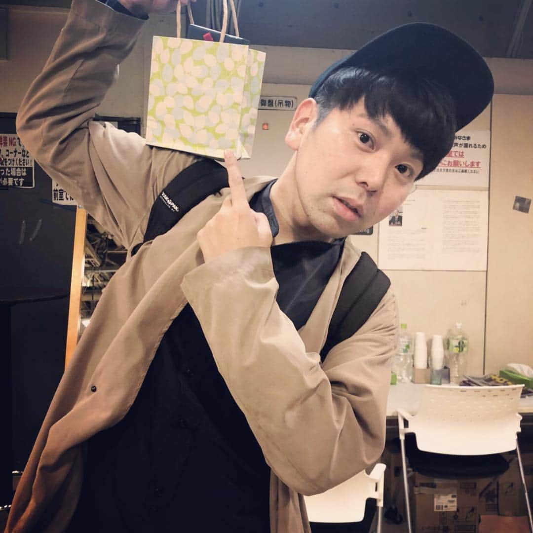 のインスタグラム：「#いつもライブを一緒に創っている裏方さんの後輩の女子2人が誕生日プレゼントに万年筆をくれた #2ヶ月遅れのプレゼント #PARKER #高級万年筆 #万年筆貰ったの人生でパンサー管さん以来だ #100本コント #あと94本 #この万年筆でエモいコントを書こう #感謝の嵐 #celery sakata #セロリ坂田 #実際、ヨーロッパの本場ではセロリじゃなくセルリーらしい #そして実は僕は「さかた」じゃなく #「さかだ」だ #親父の代にめんどくさいから、さかたにしたらしい #頑張ろう」