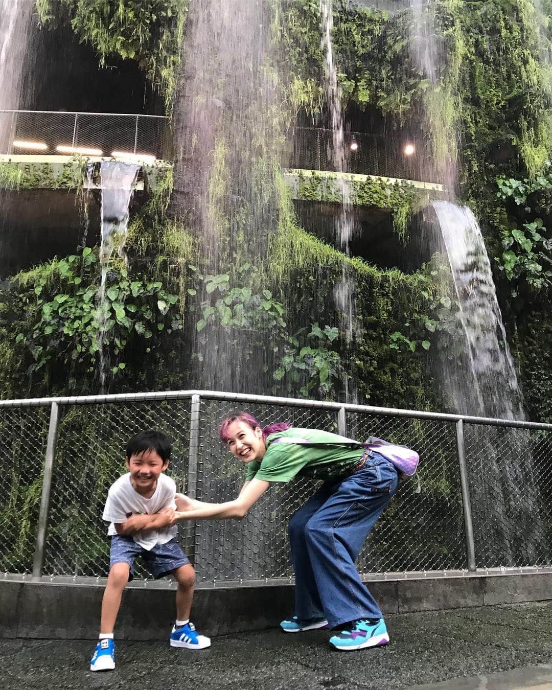 水原希子 さんのインスタグラム写真 - (水原希子 Instagram)「Got to love the the nature and my sis @ashley_yuka 🌷😜 1,2枚目のお花、ランタンみたいで可愛い💕」10月5日 2時14分 - i_am_kiko