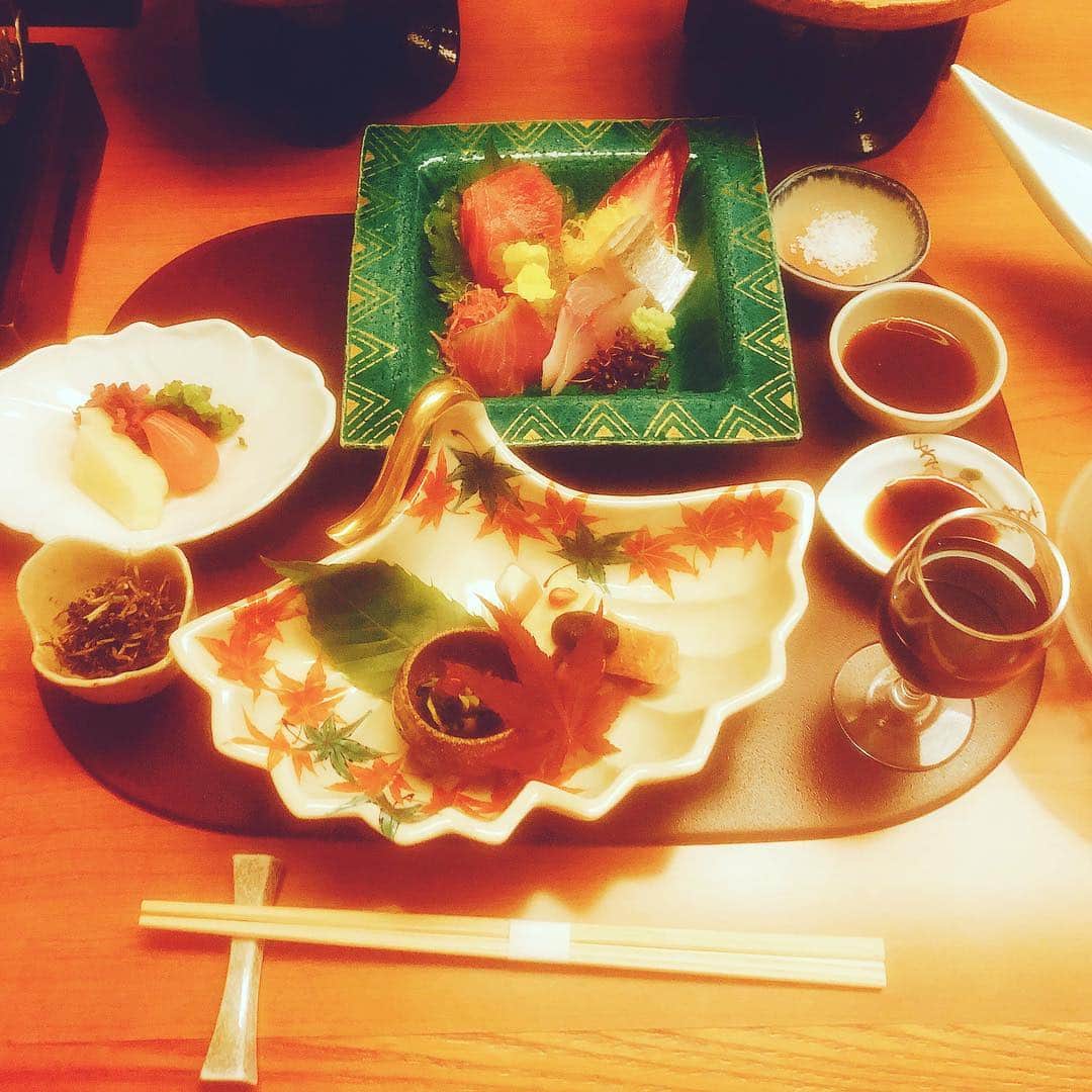 華沢友里奈さんのインスタグラム写真 - (華沢友里奈Instagram)「現実逃避の旅❤️ １０月になったし温泉に入りたく なる季節(*´꒳`*)✨ そして何より食欲の秋(●´ω｀●) 温泉入って美味しいご飯食べて 贅沢(*´Д｀*)❤️ 日本人に生まれてきて良かったあ ･:*+.\(( °ω° ))/.:+ 景色綺麗なところめっちゃ好き❤️ 今年の紅葉も楽しみだなあ(*´Д｀*)✨ 毎日こーやって過ごしたいけど たまにだからこそいいんだよね😭  オンとオフはしっかり(*´꒳`*) やる時はやるやすむ時はやすむ❤️ しっかり体休めたしまた今月もがんばろ (((o(*ﾟ▽ﾟ*)o)))♡ そして4万人フォローワー皆様本当に ありがとうございます😭😭 #温泉 #箱根 #露天風呂 #食テロ  #follwome」10月5日 3時19分 - hanazawayurina