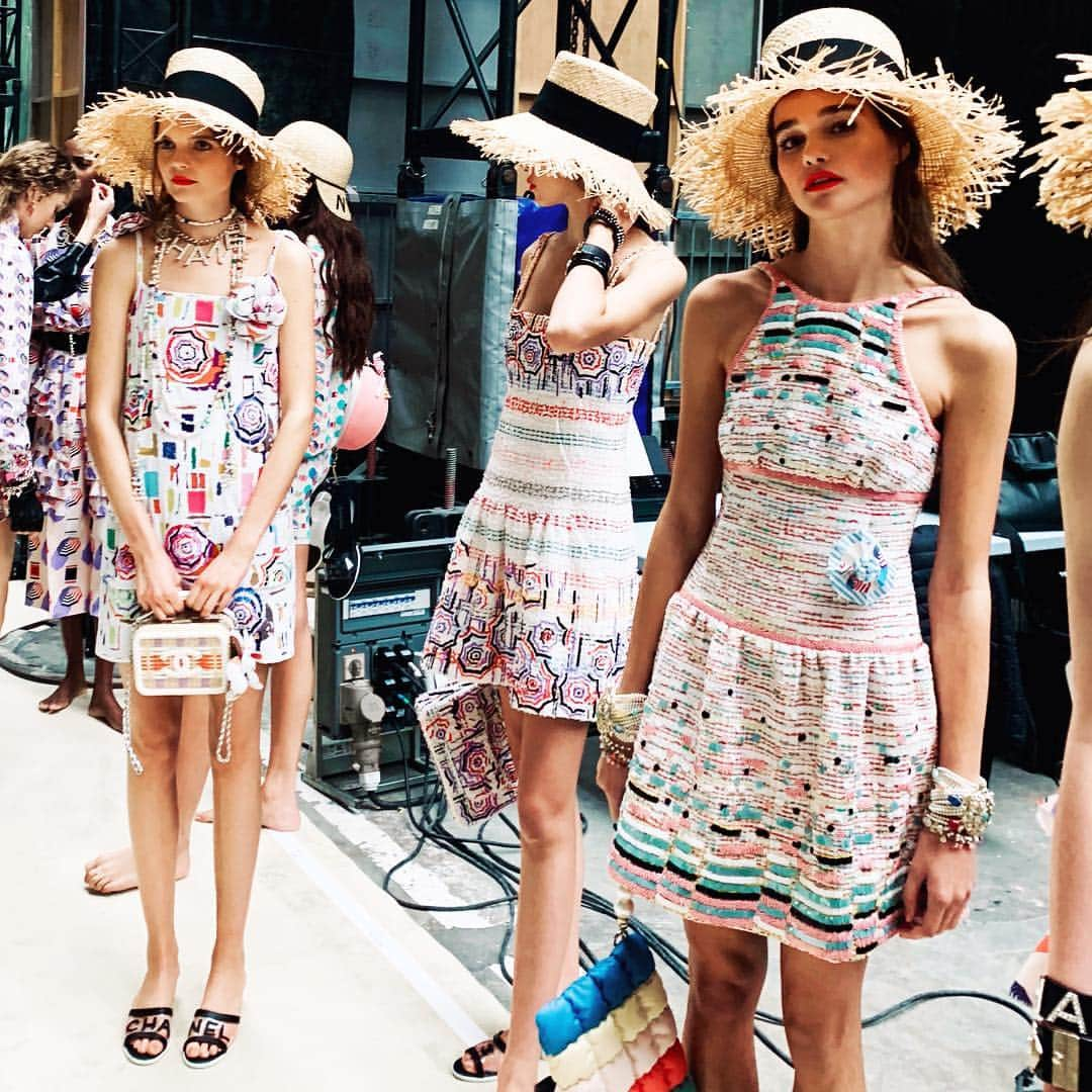 シャネルさんのインスタグラム写真 - (シャネルInstagram)「Parasol camellias and sunshade sequin embroideries by #MaisonLesage backstage at the #CHANELSpringSummer 2019 show. #CHANELByTheSea #CHANEL #PFW @michellevbijnen @mariamiguel.2000 @margrietloosman」10月5日 6時00分 - chanelofficial