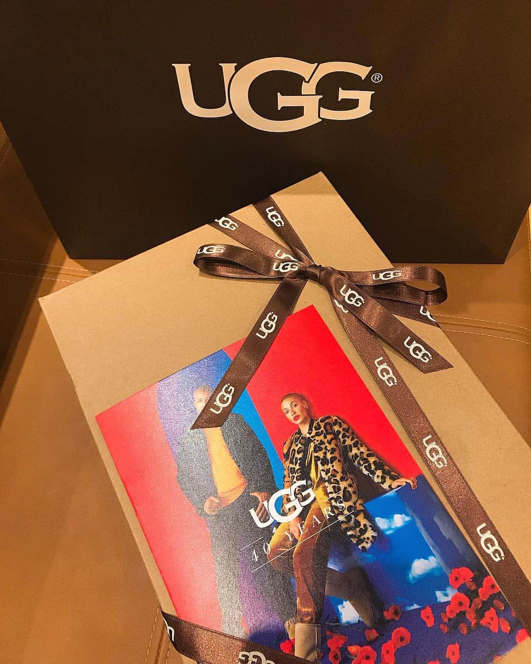 Ayaさんのインスタグラム写真 - (AyaInstagram)「今日は40周年キャンペーン中の @uggjapan 心斎橋店に行ってきたよ💛 . . インスタグラム投稿すると ビジネスクラスで行く4泊6日カルフォルニアの旅や、 人気商売が当たるキャンペーンを実施中🤭‼️ . . 上記期間中にuggを身に着けたコーディネート写真を 投稿して応募してみてね❤️ . . そしてこのパネルがフラッシュで撮影すると 面白い仕掛けが、、、😳🤭 ぜひ店舗で撮影してみてね📸💓 . .  #ugg#uggjapan#ugg40#ugg40years #ムートンブーツ#アグ」10月5日 18時29分 - aya__fit