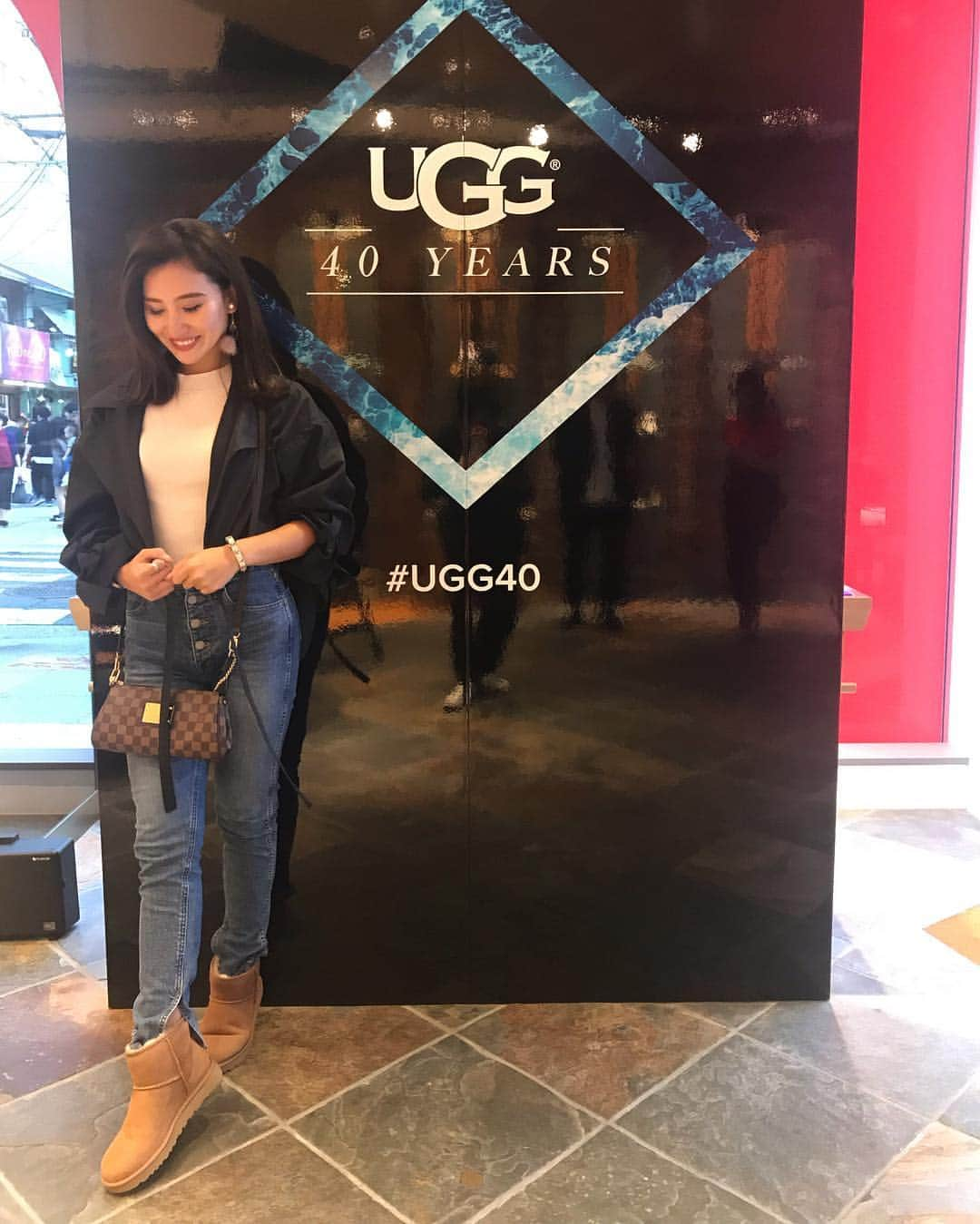 Ayaさんのインスタグラム写真 - (AyaInstagram)「今日は40周年キャンペーン中の @uggjapan 心斎橋店に行ってきたよ💛 . . インスタグラム投稿すると ビジネスクラスで行く4泊6日カルフォルニアの旅や、 人気商売が当たるキャンペーンを実施中🤭‼️ . . 上記期間中にuggを身に着けたコーディネート写真を 投稿して応募してみてね❤️ . . そしてこのパネルがフラッシュで撮影すると 面白い仕掛けが、、、😳🤭 ぜひ店舗で撮影してみてね📸💓 . .  #ugg#uggjapan#ugg40#ugg40years #ムートンブーツ#アグ」10月5日 18時29分 - aya__fit