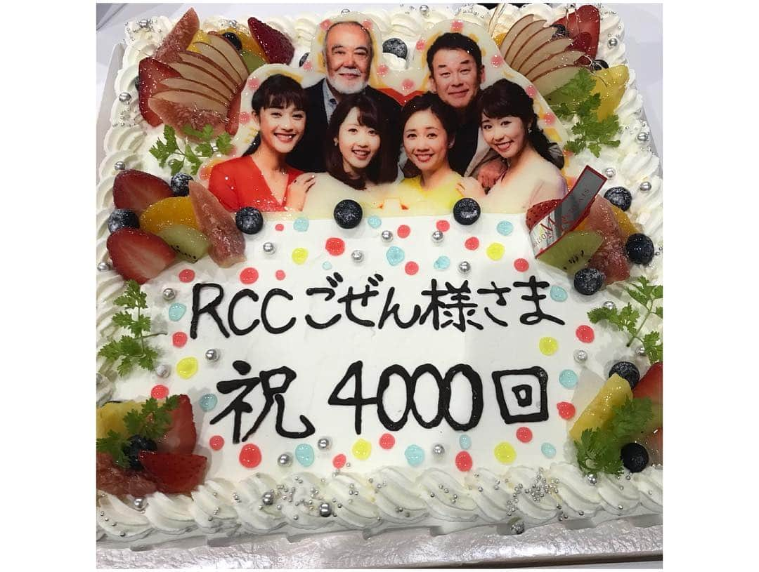 中根夕希さんのインスタグラム写真 - (中根夕希Instagram)「ごぜん様さま4000回！！！ 皆様、本当にありがとうございます。 今回は同期の河村アナと一緒に、豪雨災害で不通となって以来、先週開通したばかりのJR山陽線に乗ってリポートをさせて頂きました。 途中、危険箇所では電車が徐行運転になったり、土囊袋が積まれている箇所があったり、、まだ復旧していないところがあるなぁ、と感じながらも、一方で真新しい道路も見られたり、少しずつ進んでいるのだということも感じました。 そして、何より駅で待っていてくださったリスナーの皆様、本当に感動しました。ありがとうございます。 電車が通ることによって、少しずつ自分の日常の暮らしを取り戻して行かれてる皆様のお話を伺って、何気なく乗っている電車の意味を改めて考えさせられました。 ・ 15年間、たくさんの先輩方、スタッフさん、リスナーの皆様がいてこそのごぜん様さま。 それを今後につなげていく、時代を紡いでいく一員になれたことが本当に幸せだと感じた特番でした。 来週からはまたいつも通りの放送！ たくさんの笑顔を皆さまに届けられますように…。 想いを込めて、これからも放送、がんばります！ 引き続きよろしくお願いします♡ #ごぜん様さま #4000回 #偉大すぎます #携われて幸せです #ケーキいっぱい #お花いっぱい #たくさんのお祝い #ありがとうございました。 #これからも頑張るぞ！」10月5日 18時52分 - nakane.yuki