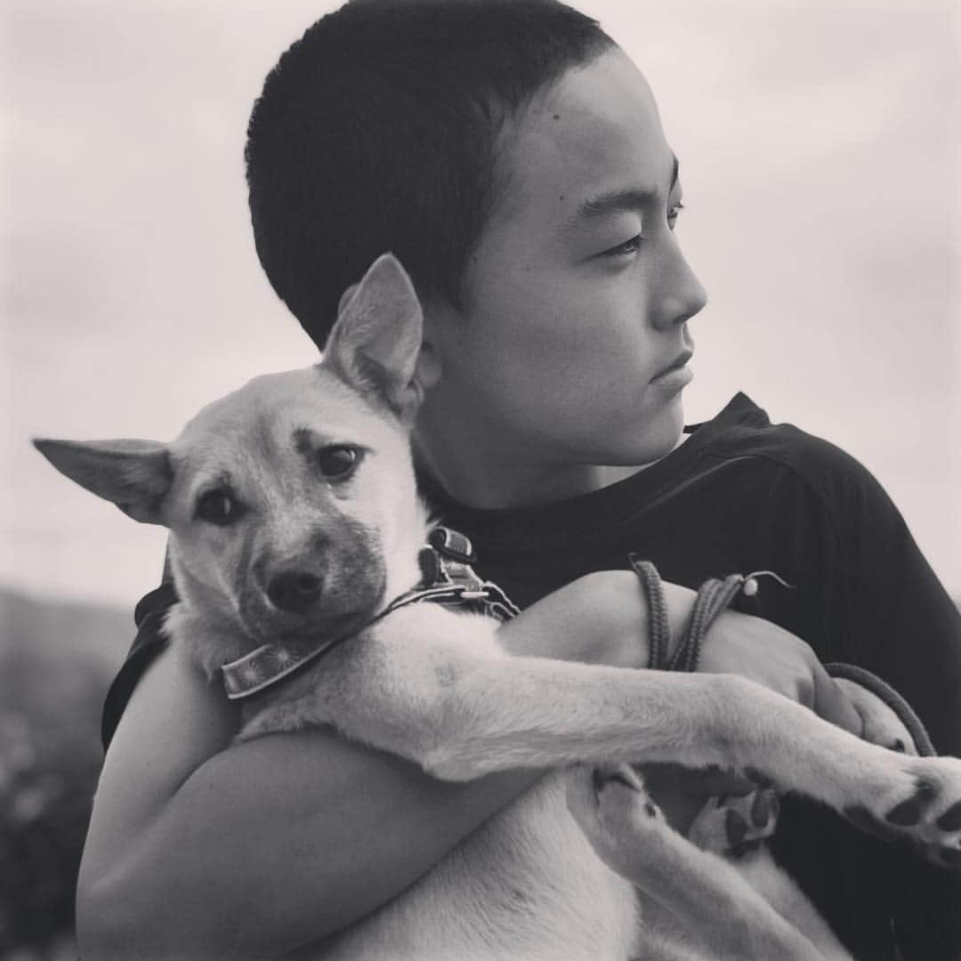 藤代冥砂さんのインスタグラム写真 - (藤代冥砂Instagram)「龍之介12歳、アグネス3ヶ月。 台風25号通過後もなお強風続く庭にて。 沖縄、慶良間諸島を遠くに見つめる。  #藤代龍之介 #アグネス #沖縄」10月5日 17時02分 - meisafujishiro