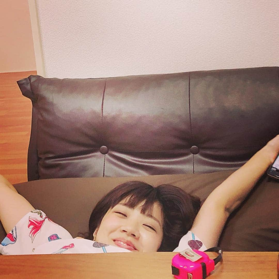 福田麻貴さんのインスタグラム写真 - (福田麻貴Instagram)「. . 芸人調べ (テレ朝)見てくれたかな〜？また出るかもなので見てね〜！ . . 写真は姪っ子 (のような存在 @sayaka_itohara )が撮ってくれた顔、リラックスしきってる…☺️ . . いと｛姪っ子(のような存在 @sayaka_itohara )｝は、台風の日に大きな音が鳴る度に「外見てみよっと」ってわざわざ立ち上がって窓から見に行ってたよ〜。 . . みんなで仕事向かうとき一人だけ出発時間の少し前にバッチリ玄関にスタンバイしてソワソワしてるよ〜。 . . 明日のお天気教えてくれるよ〜。 . . 「マーキーザピーポーは先お風呂入りますか？」と聞いてくるよ〜。 . . 今だけ東京にいるよ〜。 . . . オムライスに七味かけるよ。 . #芸人調べ #3時のヒロイン  #糸原沙也加」10月5日 17時48分 - fukuda_maki_3ji