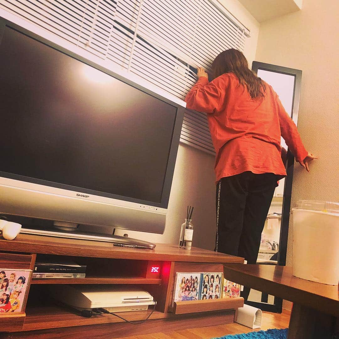 福田麻貴さんのインスタグラム写真 - (福田麻貴Instagram)「. . 芸人調べ (テレ朝)見てくれたかな〜？また出るかもなので見てね〜！ . . 写真は姪っ子 (のような存在 @sayaka_itohara )が撮ってくれた顔、リラックスしきってる…☺️ . . いと｛姪っ子(のような存在 @sayaka_itohara )｝は、台風の日に大きな音が鳴る度に「外見てみよっと」ってわざわざ立ち上がって窓から見に行ってたよ〜。 . . みんなで仕事向かうとき一人だけ出発時間の少し前にバッチリ玄関にスタンバイしてソワソワしてるよ〜。 . . 明日のお天気教えてくれるよ〜。 . . 「マーキーザピーポーは先お風呂入りますか？」と聞いてくるよ〜。 . . 今だけ東京にいるよ〜。 . . . オムライスに七味かけるよ。 . #芸人調べ #3時のヒロイン  #糸原沙也加」10月5日 17時48分 - fukuda_maki_3ji