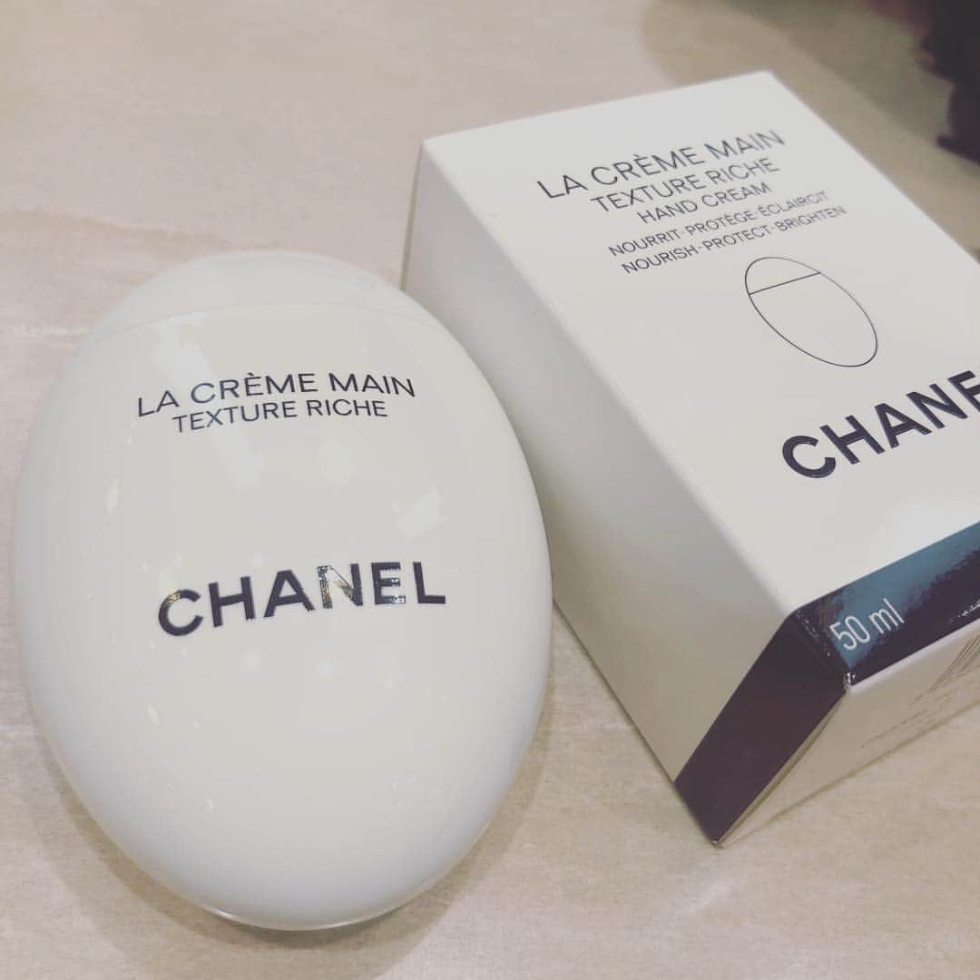 清水あすかさんのインスタグラム写真 - (清水あすかInstagram)「#CHANEL #ラクレームマンリッシュ #ハンドクリーム #秋冬 #しっとり #ヘビロテ  形が可愛くて使い続けてます。 ちょうどなくなったので、 #秋冬バージョン のしっとりタイプを買いにきました！ #シャネル は持っているだけで、 #テンションが上がる 素敵な  #ブランド ! #love #渋谷 #西武百貨店」10月5日 17時45分 - asukahime1015