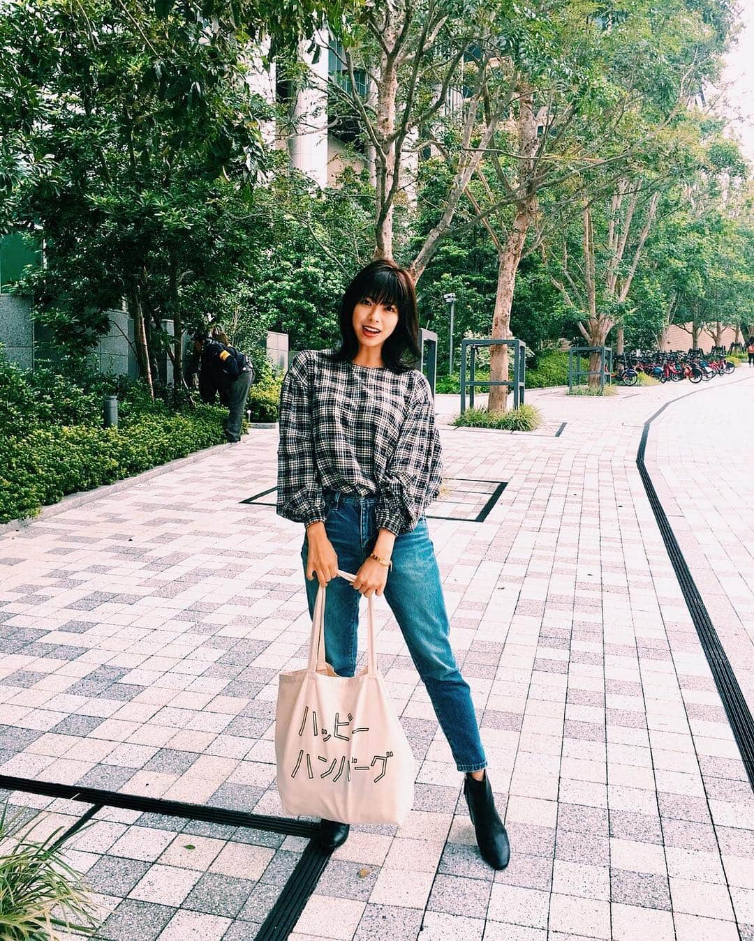 わちみなみのインスタグラム：「最近、久しぶりにデニムを履いてる🌸﻿ かっこいいかな〜？😍﻿ 履きやすくてらぶだなあ〜！﻿ ﻿ ﻿ 荷物が多すぎるので、ハッピーハンバーグに助けられる日々です😂笑﻿ ﻿ リュック、トート不足なので、喜んで使っております笑﻿ ありがとうございます。﻿ ﻿ #わちみなみ﻿ #ハッピーハンバーグ 様 #zara #私服 #珍しく #rodeocrowns  #denim #デニム」