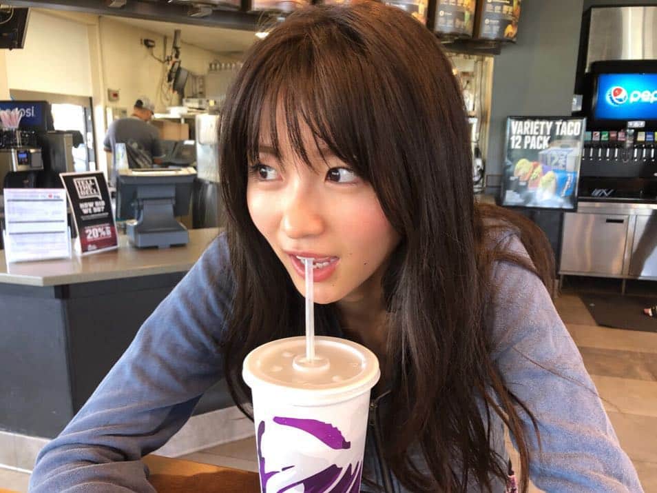 岡崎紗絵さんのインスタグラム写真 - (岡崎紗絵Instagram)「ジュースの大きさにびっくりだった笑  #写真じゃ #ジュースの大きさ #伝わりませんけどね 笑  #ストーリーにあげた」10月5日 18時11分 - sae_okazaki