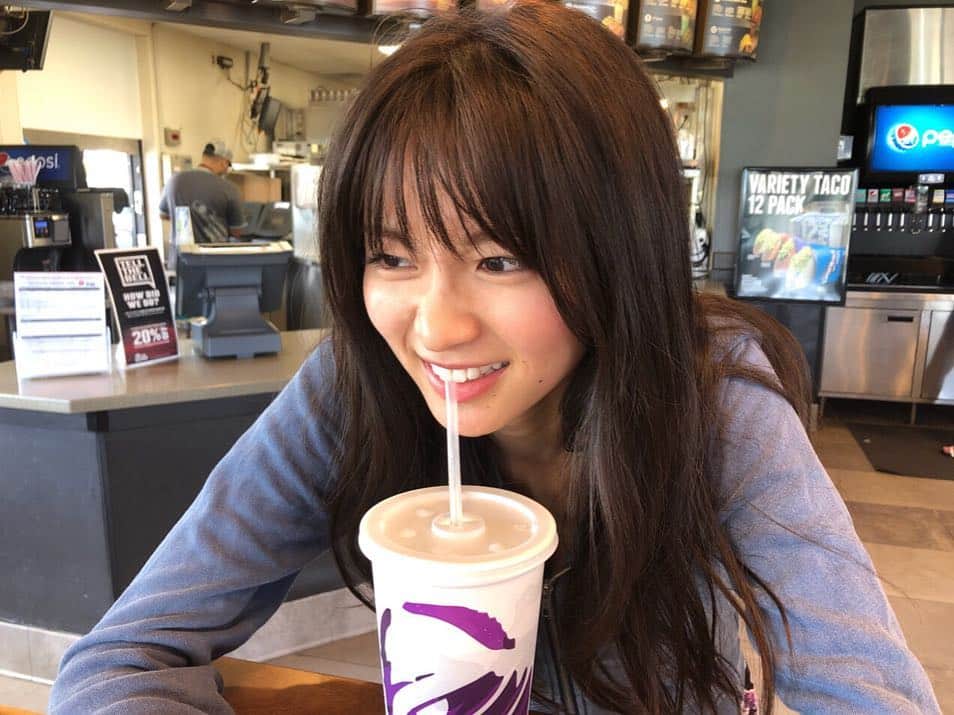岡崎紗絵さんのインスタグラム写真 - (岡崎紗絵Instagram)「ジュースの大きさにびっくりだった笑  #写真じゃ #ジュースの大きさ #伝わりませんけどね 笑  #ストーリーにあげた」10月5日 18時11分 - sae_okazaki
