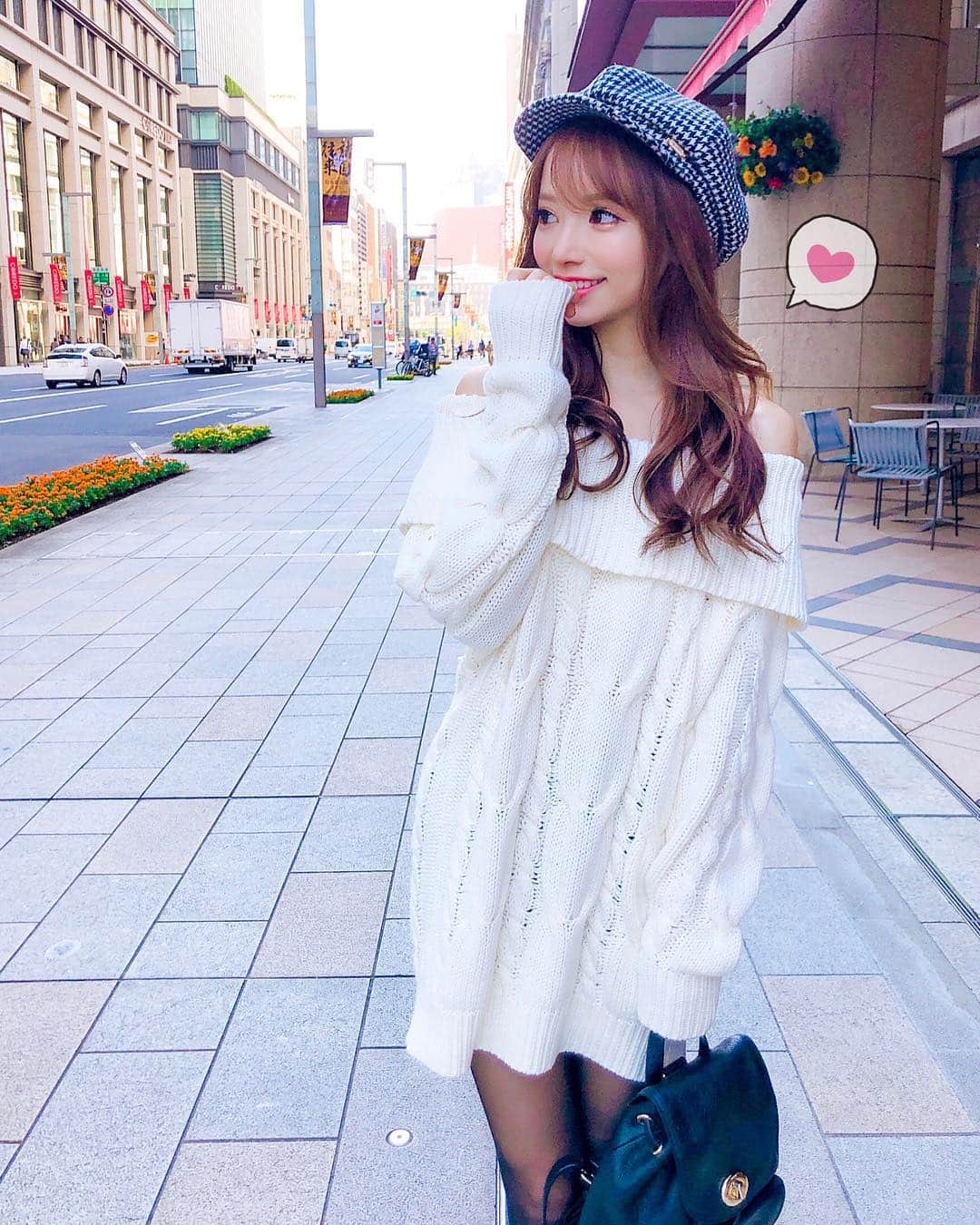 のインスタグラム：「新作のオフショルニットワンピ 発売してすごい人気で...ブルー完売したみたいです☺︎💗 ホワイト&ネイビーもかわいいよ~😍 今季イチオシだったから たくさんの人に着てもらえると思うと嬉しい~~(>o<)💕 このざっくりゆるっと感が 女の子っぽくて...あざとかわいい女の子をイメージしました(*^O^*)♪笑 . #モテ意識#あざとい#ぶりっこ#ざっくりニット#オフショルダー#ミシェルマカロン#michellmacaron」