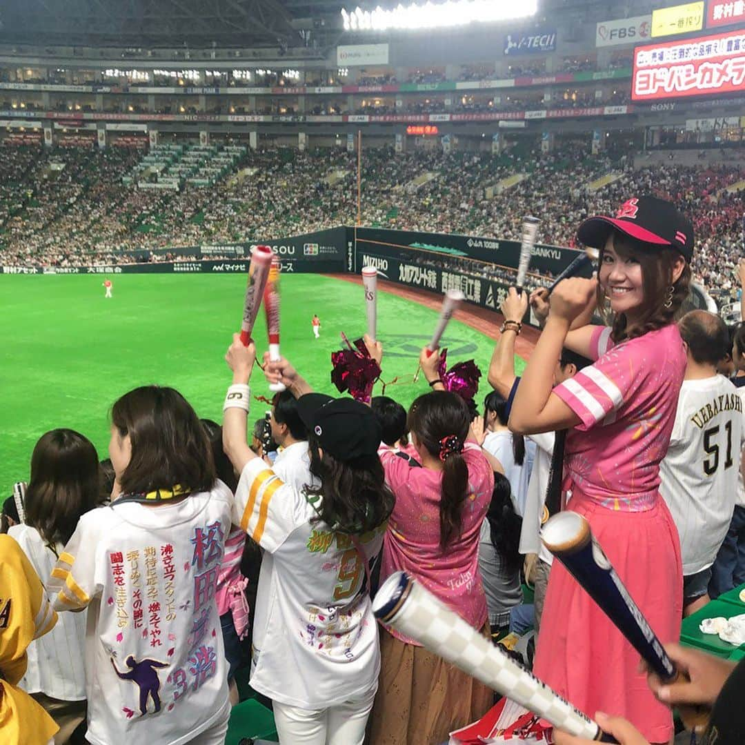 スカパー！プロ野球さんのインスタグラム写真 - (スカパー！プロ野球Instagram)「. スカパー！プロ野球インスタ中の人です。 第15弾は#スカパー特派員まいまい の応援レポート②をお届けします。 . いよいよ試合開始です♪ 平日のナイターゲームでもすごい盛り上がり！スカッピーと一緒に準備はばっちり👌笑 . 野球観戦といえばビール！ですが、ヤフオクドームでは#ビール売り子カード 付きビール回数券が売っているんです(ﾟoﾟ) 一緒に写真を撮ってくれたりのちゃんは売り子カードにもなっている人気の売り子さんでした♥️ . 球場グルメは福岡で大人気の#とめ手羽 さんの手羽先をいただきました😋✨ . ホークス応援席にもお邪魔して一緒に応援♪盛り上がりは最高潮！ そして迎えた7回のホークス攻撃前のジェット風船！！ 一斉に風船が上がるこの瞬間はやっぱり球場で味わうのが1番楽しいですよね(´ω`) . この日はホークスが見事な完封勝利！！ 最後は勝利の花火も見れて大満足でした～♪ . おまけですが、、ホークスといえば「#あぶさん 」！！ということで、スカッピーと3ショットで💕笑 . . . . #プロ野球 #baseball #スカパープロ野球インスタ中の人 #スカパープロ野球インスタ特派員 #野球女子 #野球好きな人と繋がりたい #スカッピー #もっと野球観戦の楽しさを知ってもらいたい #福岡ソフトバンクホークス #福岡ソフトバンク #ソフトバンクホークス #HAWKS #softbankhawks #ヤフオクドーム #野球観戦 #野球観戦楽しい」10月5日 18時12分 - sptv_baseball