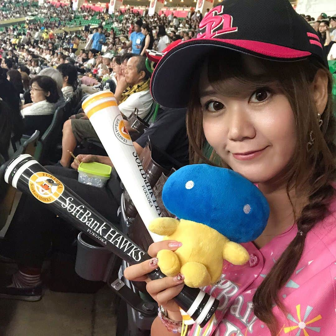 スカパー！プロ野球のインスタグラム：「. スカパー！プロ野球インスタ中の人です。 第15弾は#スカパー特派員まいまい の応援レポート②をお届けします。 . いよいよ試合開始です♪ 平日のナイターゲームでもすごい盛り上がり！スカッピーと一緒に準備はばっちり👌笑 . 野球観戦といえばビール！ですが、ヤフオクドームでは#ビール売り子カード 付きビール回数券が売っているんです(ﾟoﾟ) 一緒に写真を撮ってくれたりのちゃんは売り子カードにもなっている人気の売り子さんでした♥️ . 球場グルメは福岡で大人気の#とめ手羽 さんの手羽先をいただきました😋✨ . ホークス応援席にもお邪魔して一緒に応援♪盛り上がりは最高潮！ そして迎えた7回のホークス攻撃前のジェット風船！！ 一斉に風船が上がるこの瞬間はやっぱり球場で味わうのが1番楽しいですよね(´ω`) . この日はホークスが見事な完封勝利！！ 最後は勝利の花火も見れて大満足でした～♪ . おまけですが、、ホークスといえば「#あぶさん 」！！ということで、スカッピーと3ショットで💕笑 . . . . #プロ野球 #baseball #スカパープロ野球インスタ中の人 #スカパープロ野球インスタ特派員 #野球女子 #野球好きな人と繋がりたい #スカッピー #もっと野球観戦の楽しさを知ってもらいたい #福岡ソフトバンクホークス #福岡ソフトバンク #ソフトバンクホークス #HAWKS #softbankhawks #ヤフオクドーム #野球観戦 #野球観戦楽しい」