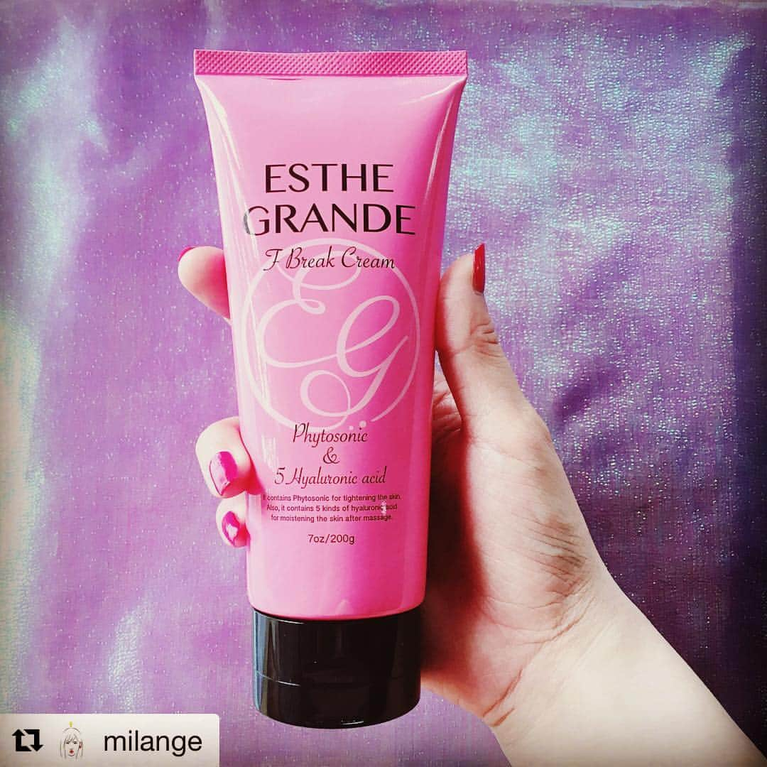 EstheGrande（エステグランデ）のインスタグラム：「#Repost @milange with @get_repost ・・・ エステグランデ Fブレイククリーム • 引き締め系ボディマッサージクリーム！ マッサージクリームといったら結構摩擦で逆に乾燥しがち…だけどこれは5種類のヒアルロン酸配合で、すっと潤ってくれて しかもグレープフルーツの爽やかないい匂い…😍 白いちょっと緩めのクリームです👍 • 夏だったのでマッサージをサボっていたからか、これを数日間使ったら肌が柔らかくなったような… セルライト除去への効果を感じつにはもうちょっと時間が必要かな？ • #エステグランデ #Fブレイククリーム #ESTHEGRANDE #マッサージクリーム #ミュージックサーカス2018 #前田希美 #ボタニカル引き締め成分 #気になる部分引き締め #ヒアルロン酸 #5種類 #保湿 #ピンクグレープフルーツの香り #べたつかない #お風呂のあがり #フランス1位 #monipla #andshim_fan  #ボディクリーム#ボディケア#beautyobsessed #beautyaddict #motd#ピンクグレープフルーツ#bodycare#bodycream#おしゃれさんと繋がりたい #ミラコスメキロク」