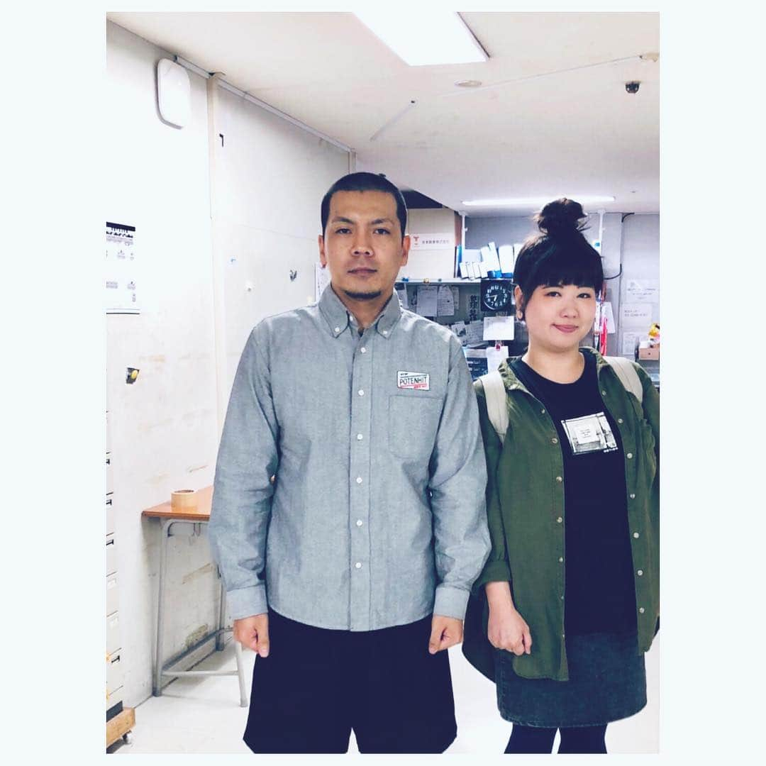 馬場園梓さんのインスタグラム写真 - (馬場園梓Instagram)「へい♪  あのね、 おナスの中の子に会ったよ🍆  MIHOが、 「はい、ポーズ！」 って言ってシャッターを押してくれたもんだから、 なんだか二人とも 一番いいポーズをとれたんじゃないかしら♪  あ〜よかった！  ルン♪  #yeah #happy #lucky #写真 #一番 #とびきり #いい #ポーズ #おナス #天竺鼠 #川原 #MIHO #球体 #ご機嫌 #ルン♪」10月5日 10時45分 - babazonoazusa