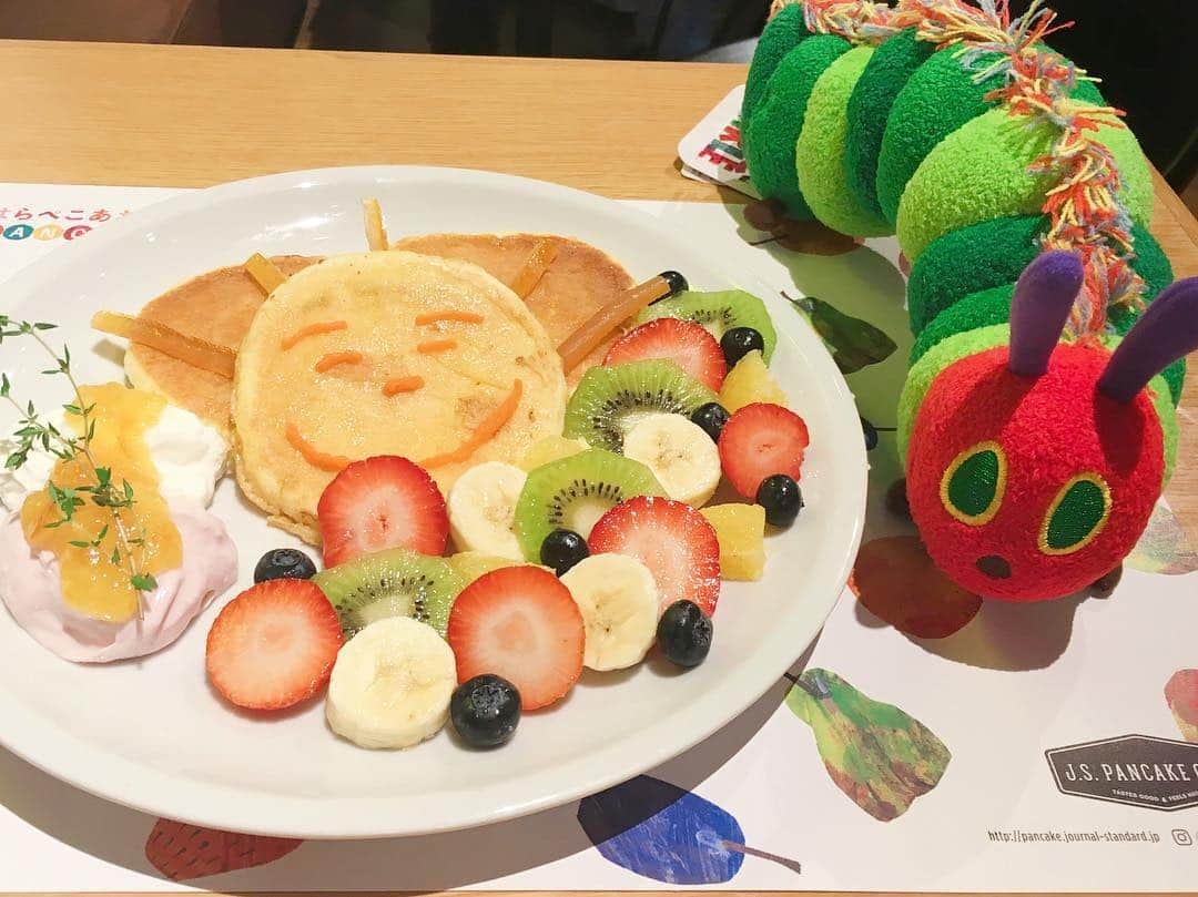 佐藤あやさんのインスタグラム写真 - (佐藤あやInstagram)「@js_pancake_cafe で10/3からスタートしたはらぺこあおむしコラボメニューをいただいてきました🥞 . 1枚目はほうれん草を練りこんだパンケーキとハンバーグなどがワンプレートになったボリューム満点のお食事パンケーキ！ はらぺこあおむしの再現率高めで可愛い😂💕 . 2枚目は今月限定のおひさまパンケーキ。 こちらはフレンチトースト風のパンケーキにオレンジピールやフルーツが添えられてて意外とサッパリ食べられるよ😋 . 毎月新しいメニューが出るみたいだからまた食べに行きたいな🙌🏻 . #はらぺこあおむし#はらぺこあおむしパンケーキ#エリックカール#パンケーキ #体重管理に苦しむ妊婦」10月5日 12時10分 - faafa8