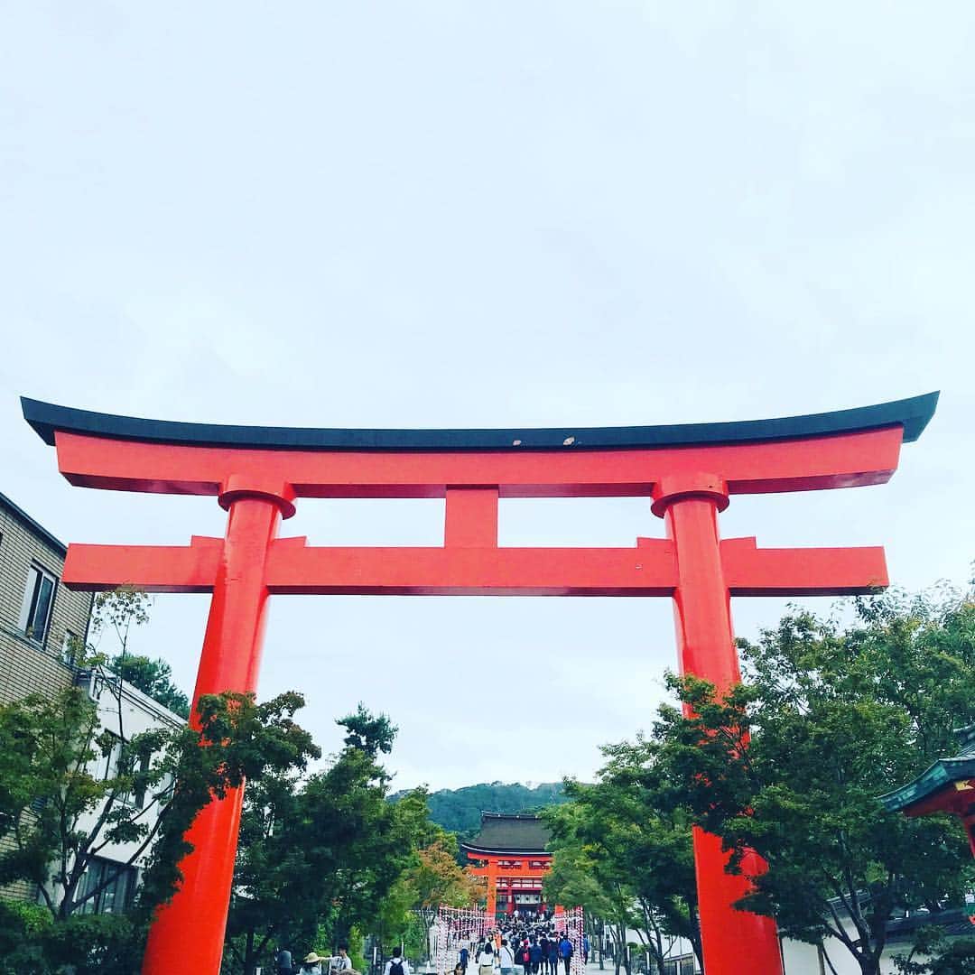 のインスタグラム：「今日の京都は曇天。気温24℃。少し蒸すけど涼しいです。今回の”醸成の月ツアー”の成功を祈願してきました。今日は心斎橋でヒュムノスナイトですね。参戦される方々、楽しんで来て下さいね。私は明日の陰陽から参加します。台風ひどくなりませんように…！ #kyoto #japan」