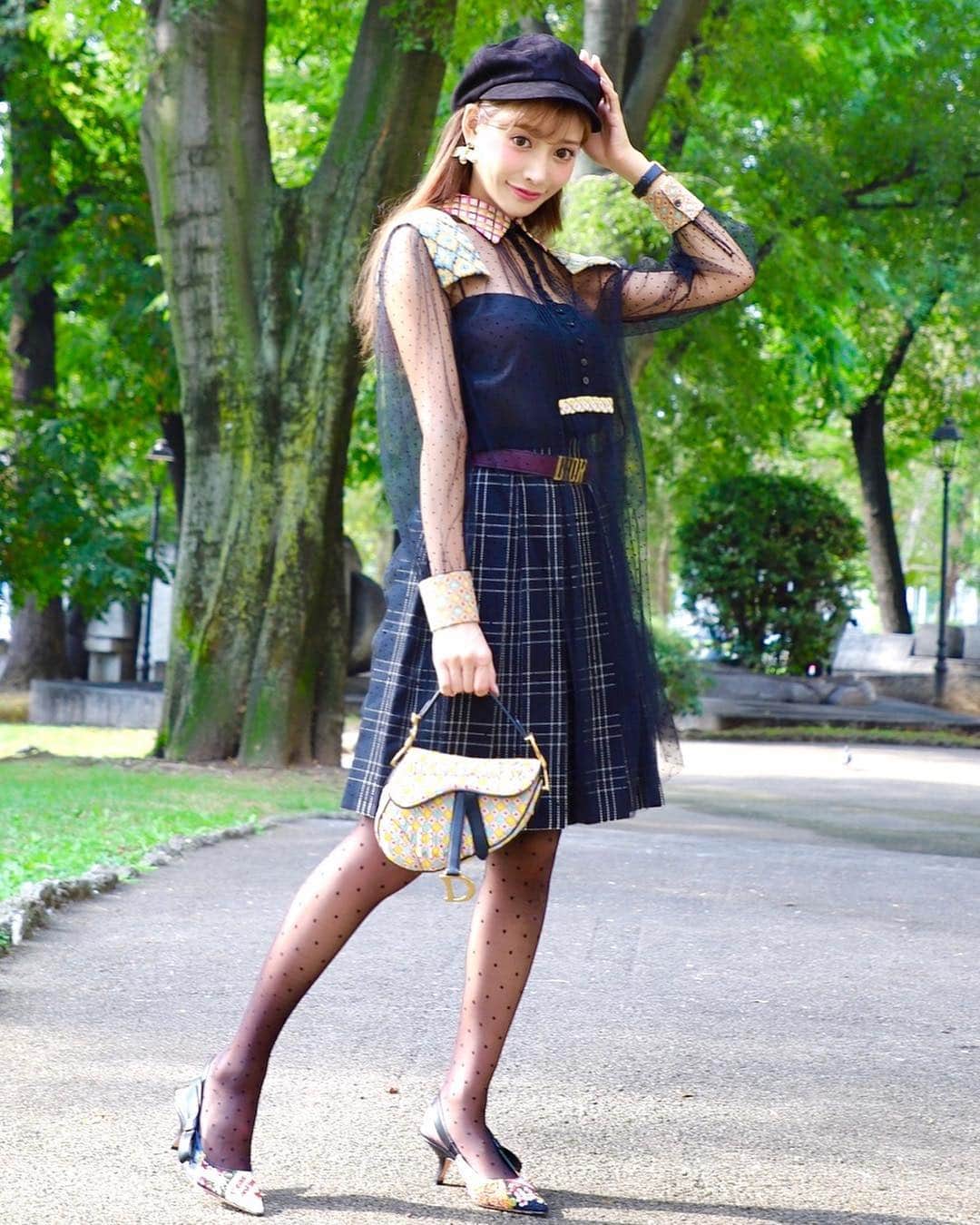 明日花キララのインスタグラム：「Milanでのコーデ🍕 サドルバッグとお洋服の袖の柄がオソロなの🤤 . 帽子.服.スカート.鞄.靴 @dior 👒👠💼🇮🇹」