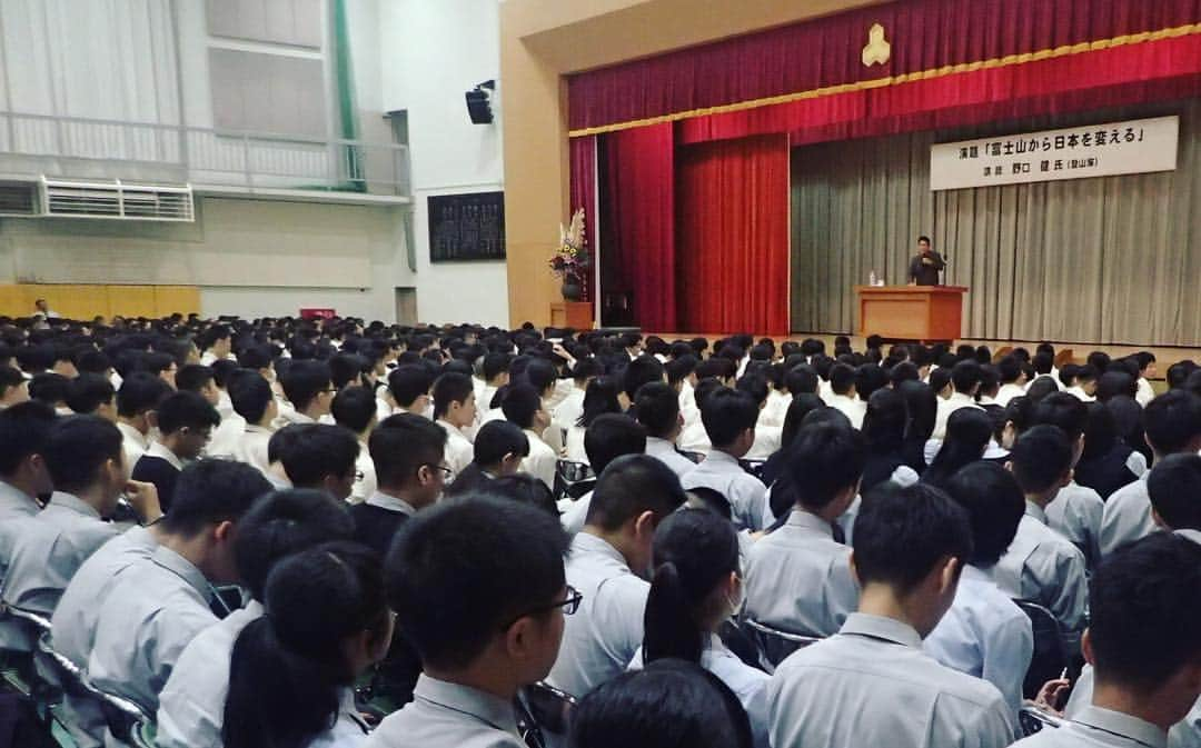 野口健さんのインスタグラム写真 - (野口健Instagram)「‪京都の洛南高等学校＆付属中学校にてトーク。中1から高3＆保護者の皆さんと年齢層がとっても幅広いのでトーク、難しいかな〜と思いましたが、一番前に座っている中学一年生たちと目が合うと頷きながら一生懸命聞いてくれました。「生き死」というテーマにも。メモをとっている生徒も多く真摯な姿勢に感無量！‬ 話は変わるけれど左の頬っぺたにニキビが！  キャ！  これって恋をしているって事だよね！恋する心は何よりも大切だと思いますね^_^」10月5日 13時01分 - noguchiken8848