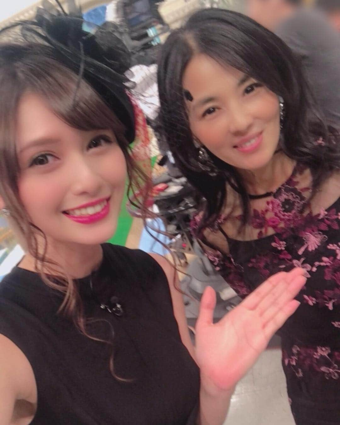 アンジェラ芽衣さんのインスタグラム写真 - (アンジェラ芽衣Instagram)「週末は・・・ウマでしょ！凱旋門賞SP 〜海外競馬まるわかり講座〜にて﻿ 井森美幸さんに写真撮って頂きました☺️☺️❤️﻿ とても気さくに話して頂けて、本当に優しくて﻿ 休憩中もお話してくださってありがとうございました☺️﻿ 緊張で写真ブレブレになってしまった…😭﻿ ﻿ #アンジェラ芽衣 #井森美幸 #写真 #photo #フジテレビ #週末はウマでしょ #ウマでしょ #競馬 #馬 #番組 #テレビ #TV #テレビ出演 #TV出演 #出演 #収録」10月5日 13時51分 - ange_la00