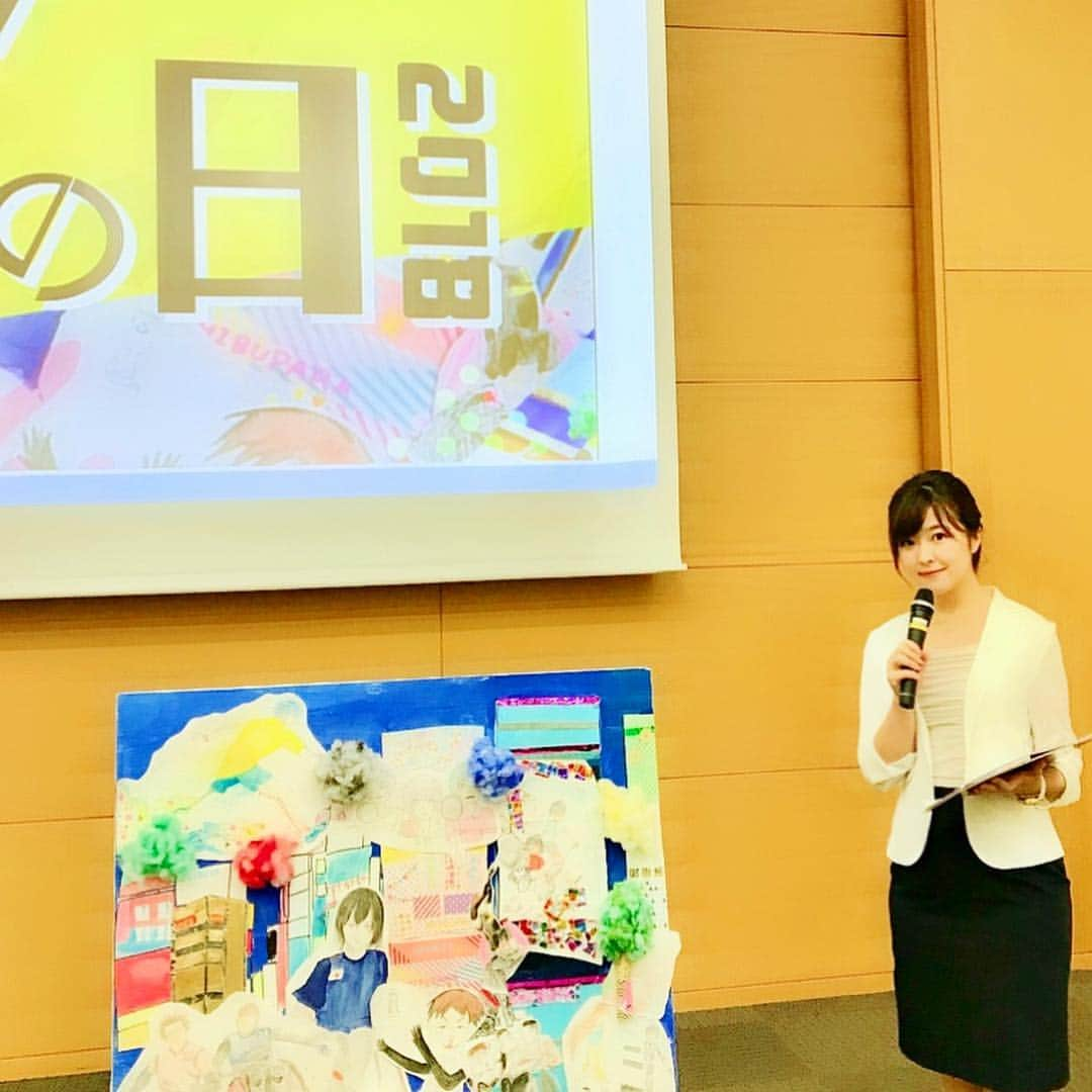 高橋絵理のインスタグラム：「渋パラアートの日 制作発表会にてＭＣをさせていただきました🎤 東京2020に向けて渋谷区で開催されるパラリンピックを応援し盛り上げることを目的に制定された「渋パラアートの日」。実は世界初のパラリンピックは、1964年に渋谷で行われたんです！ そして、2020年パラリンピックが渋谷に帰ってきます！同じ都市で2回目が開催されるのは史上初めてのことなんだそうです✏️✨ 今回は、渋パラアートの日のプロジェクトで渋谷区の中学生達とパラリンアートアーティストのさくらさんが力を合わせて作品を作りました。 二つの作品は、パラスポーツ3競技と"渋谷"をテーマに制作されました。よーく見ると渋谷の地図の形や街並みが散りばめられています👀💕 私も今回の仕事を通してパラリンピックやパラスポーツについて学びとても興味を持ちました！2020に向けてみんなで盛り上げていきたいですね╰(*´︶`*)╯♡ 主催 1964から2020へつなぐパラワークプロジェクト実行委員会 共催 渋谷区 協力 一般社団法人障がい者自立推進機構 セコム株式会社、株式会社東京急行電鉄  #渋パラアートの日 #アート #パラリンピック #渋谷 #パラスポーツ #障がい者アート #パラリンアート #アナウンサー #フリーアナウンサー #女子アナ #高橋絵理  #コラージュ #東京2020 #beyond2020」