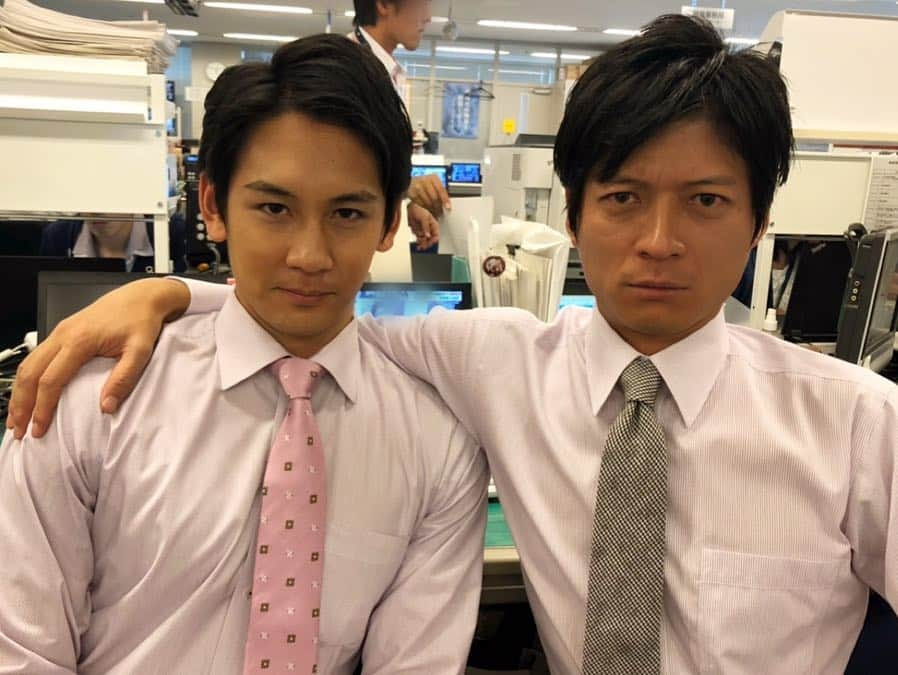 フジテレビアナウンサーさんのインスタグラム写真 - (フジテレビアナウンサーInstagram)「黄色のエビちゃんをはさむ、ピンクシャツの2人🤗 爽やかで良い笑顔頂きました💖  この笑顔にたどり着くまでには…  お揃いのピンクの背中を発見❣️ 2人に写真をお願いしたら⇦👆 表情が硬い…😐‼️ だから普通に笑ってよ😆‼️ この2人の写真は、今後も撮るのに苦労しそうだなぁ〜🤔 緊張が続く報道センターで、一瞬ほっこりした午後でした。  #倉田大誠 #たいせーくん #大村晟 #まさとさん #海老原優香 #エビちゃん またの名は #シャコちゃん #フジテレビアナウンサー #うめづ日記」10月5日 14時51分 - fujitv_announcer