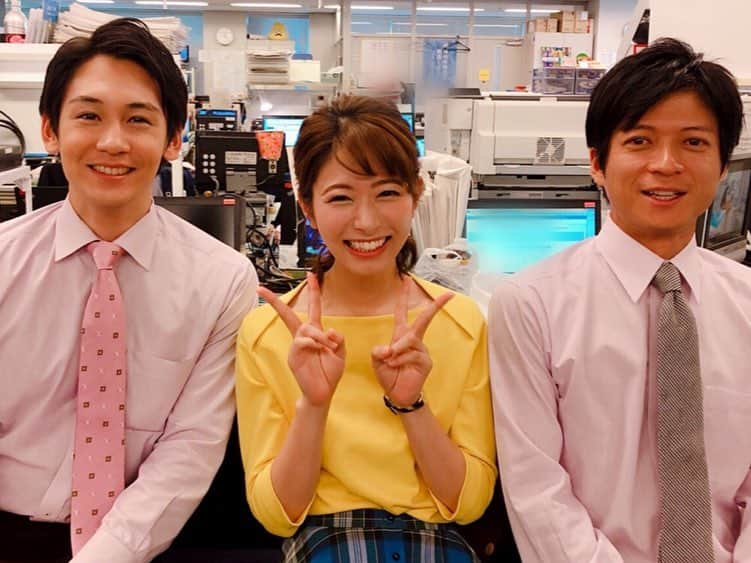 フジテレビアナウンサーのインスタグラム：「黄色のエビちゃんをはさむ、ピンクシャツの2人🤗 爽やかで良い笑顔頂きました💖  この笑顔にたどり着くまでには…  お揃いのピンクの背中を発見❣️ 2人に写真をお願いしたら⇦👆 表情が硬い…😐‼️ だから普通に笑ってよ😆‼️ この2人の写真は、今後も撮るのに苦労しそうだなぁ〜🤔 緊張が続く報道センターで、一瞬ほっこりした午後でした。  #倉田大誠 #たいせーくん #大村晟 #まさとさん #海老原優香 #エビちゃん またの名は #シャコちゃん #フジテレビアナウンサー #うめづ日記」