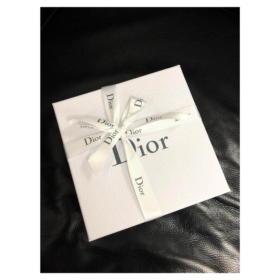 理絵さんのインスタグラム写真 - (理絵Instagram)「Diorから素敵なギフトをいただきました✨ .  ありがとうございます💕 .  #Dior #ディオール #gift #ギフト」10月5日 15時05分 - ____rie____