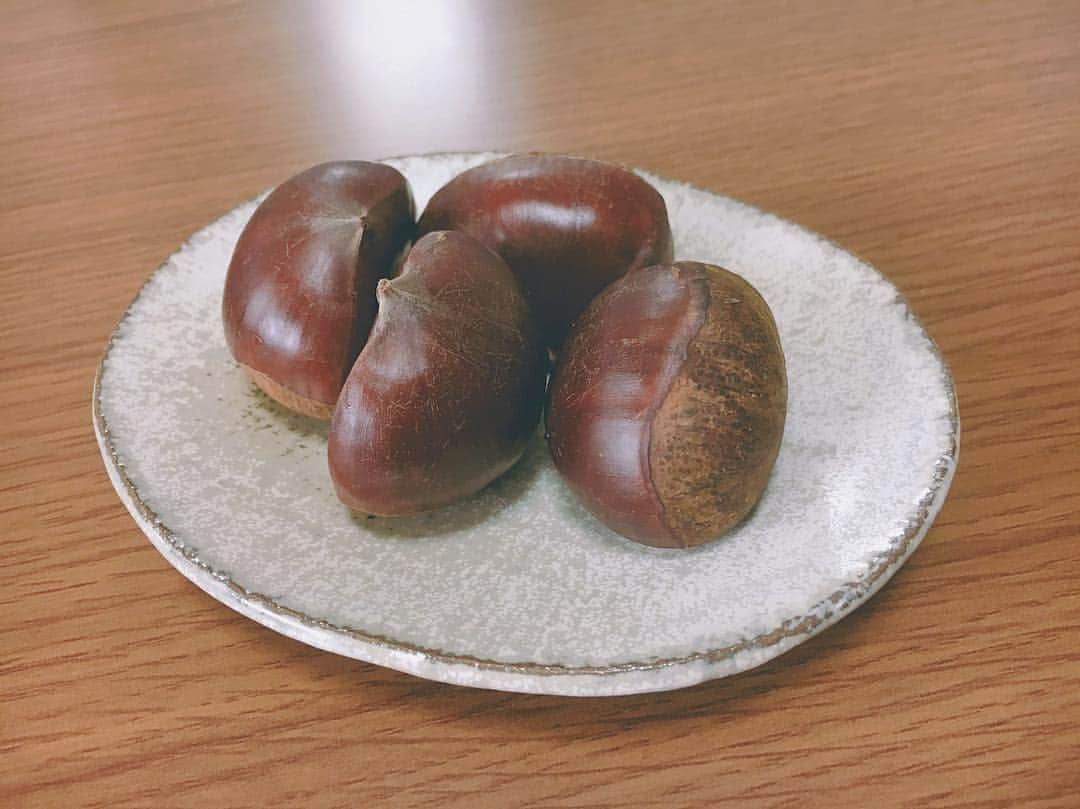 八木沙季のインスタグラム：「🌰🌰 . 栗食べました！！ 秋ですなあ☺️🙏 . #栗  #栗って英語で  #マロンじゃないの ？」