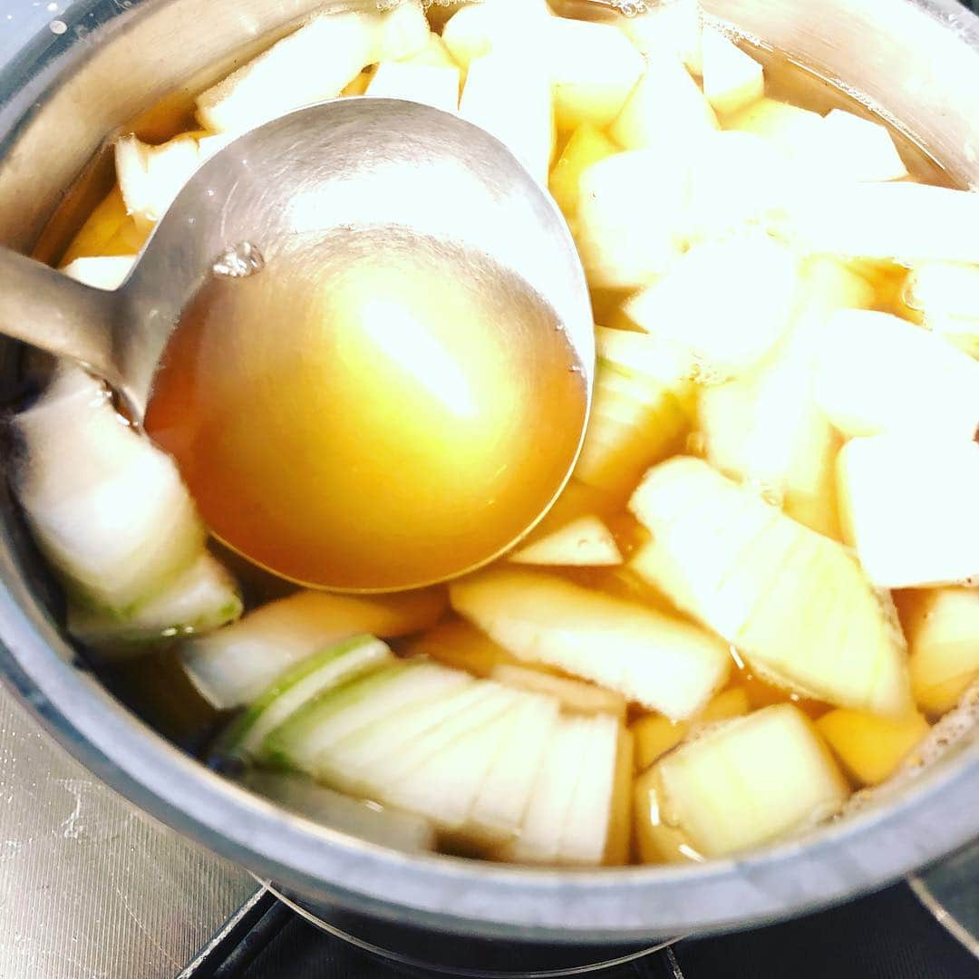 工藤静香さんのインスタグラム写真 - (工藤静香Instagram)「野菜の皮やヘタ、玉ねぎの皮など食さない部分をとっておいて、グツグツ煮ずにじっくりお出汁をとります。その黄金色のお出汁で更に野菜を入れるスーパー野菜スープ。味は深〜〜いです。ブイヨンや、コンソメなどを最後に入れてもok  勿論お味噌汁は定番です。カレーのルーを使う方はカレーにもいいかもですね😊  ズッキーニ、人参、玉ねぎ、トマト、舞茸、大根、カブ、生姜  スープのお出汁から時間がかかるので、お時間がある時に！  なんか肌が乾燥する。時間を見つけてゴマたっぷりのクッキーでも作ろう！」10月5日 15時47分 - kudo_shizuka