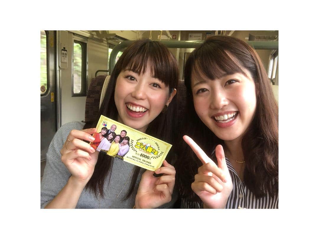 中根夕希のインスタグラム：「ごぜん様さま4000回！！！ 皆様、本当にありがとうございます。 今回は同期の河村アナと一緒に、豪雨災害で不通となって以来、先週開通したばかりのJR山陽線に乗ってリポートをさせて頂きました。 途中、危険箇所では電車が徐行運転になったり、土囊袋が積まれている箇所があったり、、まだ復旧していないところがあるなぁ、と感じながらも、一方で真新しい道路も見られたり、少しずつ進んでいるのだということも感じました。 そして、何より駅で待っていてくださったリスナーの皆様、本当に感動しました。ありがとうございます。 電車が通ることによって、少しずつ自分の日常の暮らしを取り戻して行かれてる皆様のお話を伺って、何気なく乗っている電車の意味を改めて考えさせられました。 ・ 15年間、たくさんの先輩方、スタッフさん、リスナーの皆様がいてこそのごぜん様さま。 それを今後につなげていく、時代を紡いでいく一員になれたことが本当に幸せだと感じた特番でした。 来週からはまたいつも通りの放送！ たくさんの笑顔を皆さまに届けられますように…。 想いを込めて、これからも放送、がんばります！ 引き続きよろしくお願いします♡ #ごぜん様さま #4000回 #偉大すぎます #携われて幸せです #ケーキいっぱい #お花いっぱい #たくさんのお祝い #ありがとうございました。 #これからも頑張るぞ！」