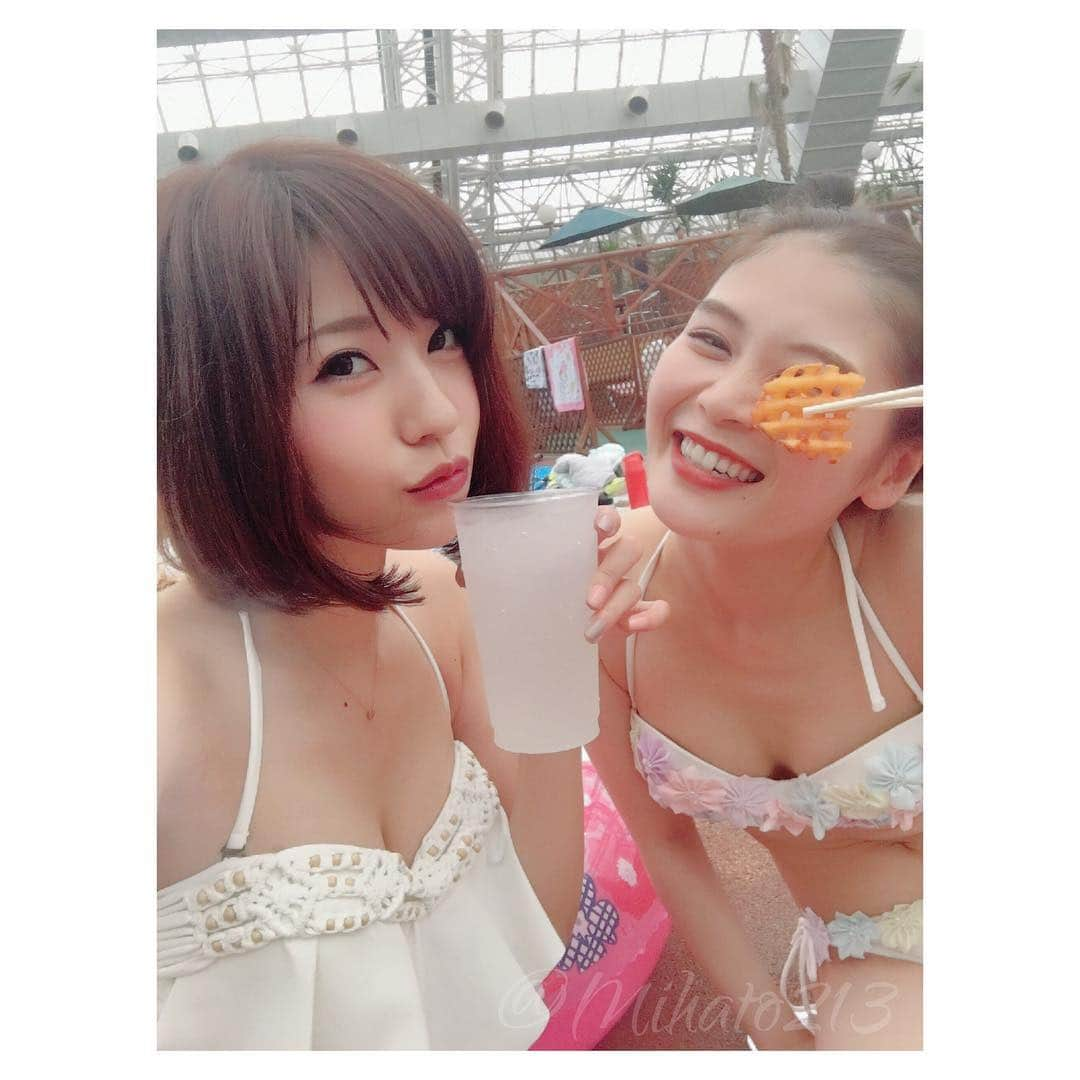 みはとさんのインスタグラム写真 - (みはとInstagram)「みかちゅんとサマーランド💓 ・ 今年の夏、唯一 夏らしく過ごした1日🏝 を、今更載せる。笑 ・ ・ ・この日は雨だしし渋滞だし みかちゅん途中で高速降りちゃうし笑 ぐだぐだだったけど 向かう道中から楽しすぎて😂 ・ ・ 着いてふたりで水着買って さあ遊ぶぞって時に あと1時間半で閉園のアナウンス。 ・ ゆっくりポテトとか食べてる場合じゃなかった。 ・ 水着買って浮かれて写真撮ってる場合じゃなかった。 ・ ・ てことで残りの1時間半で プールもスライダーもプリクラも撮って締めのたこ焼きも食べて、 最後の1組になるまで 遊びつくして十分すぎるくらい満足しました💓 ・ ・ #サマーランド #2018夏 #プール #おnewの #水着 #テンション上がる #大満足 #楽しすぎた #今時のプリクラはすごい  #みかちゅん運転ありがとう💓」10月5日 18時51分 - m2.13.0