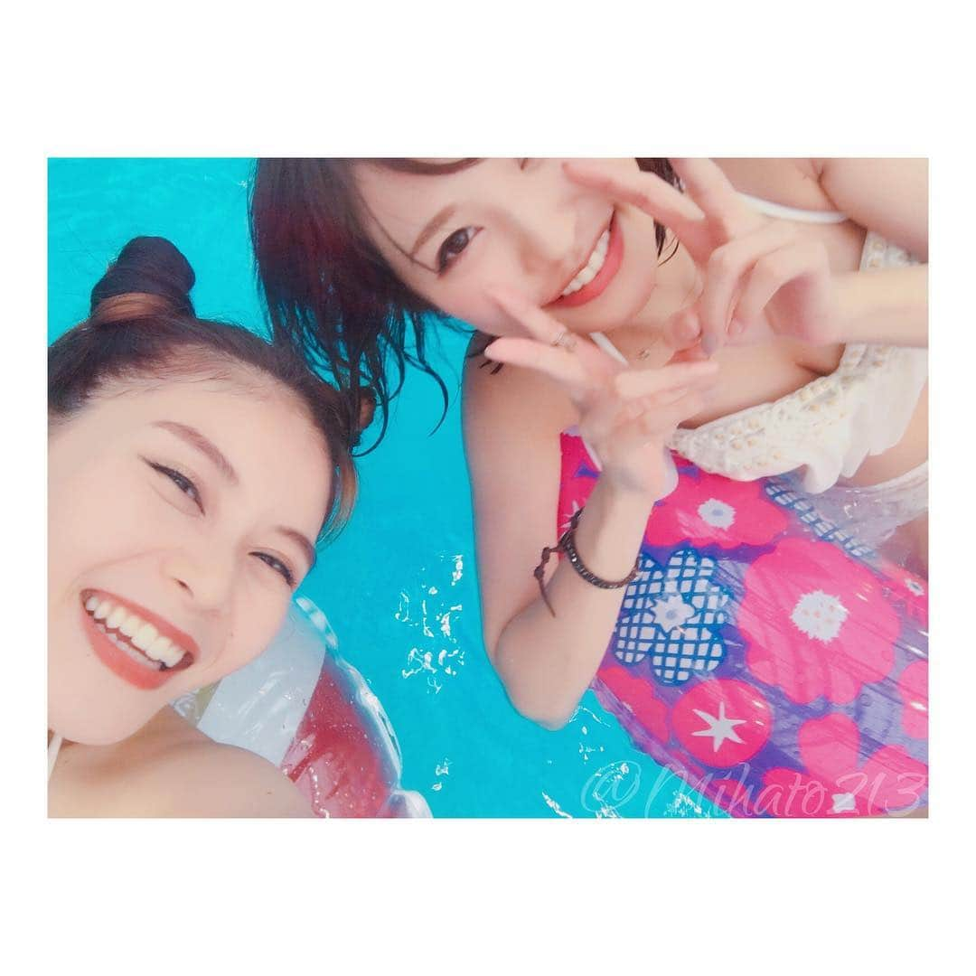 みはとさんのインスタグラム写真 - (みはとInstagram)「みかちゅんとサマーランド💓 ・ 今年の夏、唯一 夏らしく過ごした1日🏝 を、今更載せる。笑 ・ ・ ・この日は雨だしし渋滞だし みかちゅん途中で高速降りちゃうし笑 ぐだぐだだったけど 向かう道中から楽しすぎて😂 ・ ・ 着いてふたりで水着買って さあ遊ぶぞって時に あと1時間半で閉園のアナウンス。 ・ ゆっくりポテトとか食べてる場合じゃなかった。 ・ 水着買って浮かれて写真撮ってる場合じゃなかった。 ・ ・ てことで残りの1時間半で プールもスライダーもプリクラも撮って締めのたこ焼きも食べて、 最後の1組になるまで 遊びつくして十分すぎるくらい満足しました💓 ・ ・ #サマーランド #2018夏 #プール #おnewの #水着 #テンション上がる #大満足 #楽しすぎた #今時のプリクラはすごい  #みかちゅん運転ありがとう💓」10月5日 18時51分 - m2.13.0