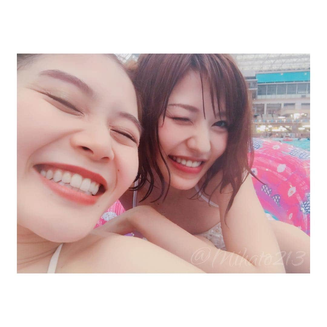 みはとさんのインスタグラム写真 - (みはとInstagram)「みかちゅんとサマーランド💓 ・ 今年の夏、唯一 夏らしく過ごした1日🏝 を、今更載せる。笑 ・ ・ ・この日は雨だしし渋滞だし みかちゅん途中で高速降りちゃうし笑 ぐだぐだだったけど 向かう道中から楽しすぎて😂 ・ ・ 着いてふたりで水着買って さあ遊ぶぞって時に あと1時間半で閉園のアナウンス。 ・ ゆっくりポテトとか食べてる場合じゃなかった。 ・ 水着買って浮かれて写真撮ってる場合じゃなかった。 ・ ・ てことで残りの1時間半で プールもスライダーもプリクラも撮って締めのたこ焼きも食べて、 最後の1組になるまで 遊びつくして十分すぎるくらい満足しました💓 ・ ・ #サマーランド #2018夏 #プール #おnewの #水着 #テンション上がる #大満足 #楽しすぎた #今時のプリクラはすごい  #みかちゅん運転ありがとう💓」10月5日 18時51分 - m2.13.0