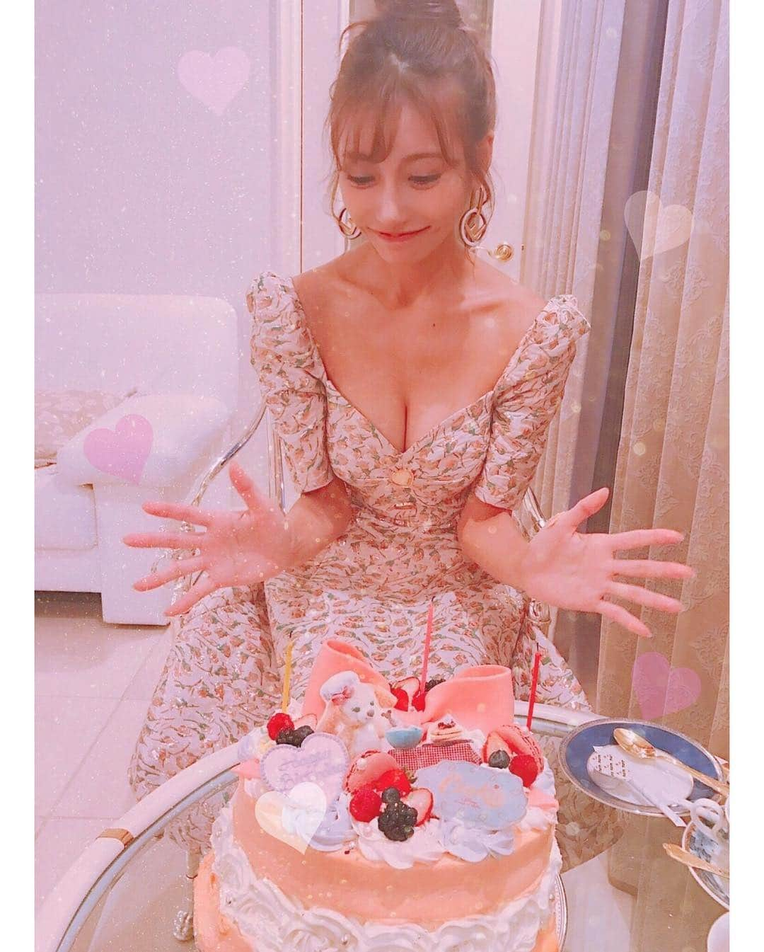 明日花キララさんのインスタグラム写真 - (明日花キララInstagram)「嬉しい！！👧🏻🎈 . アイアンガールのオールアップと誕生日を事務所がお祝いしてくれました💐🎂🥂❤︎」10月5日 19時20分 - asukakiraran