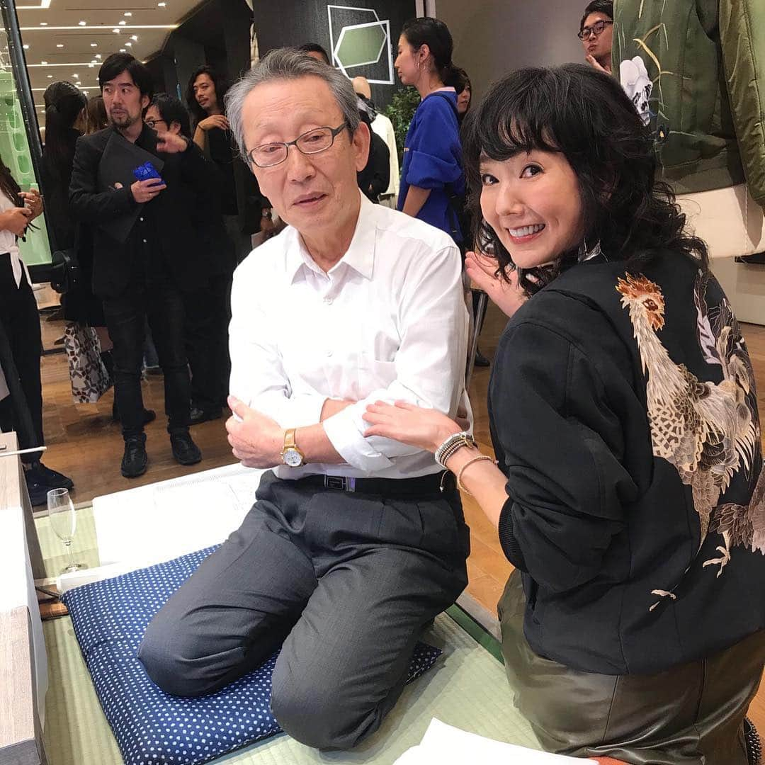 とよた真帆さんのインスタグラム写真 - (とよた真帆Instagram)「銀座バーニーズNYにて京友禅の職人技が光るボンバージャケット #revealproject のトーク#北島康介 さんと。私が着ているのは大尊敬する伊藤若冲様の柄 👍京友禅絵師による手描きです」10月5日 23時01分 - maho_toyota