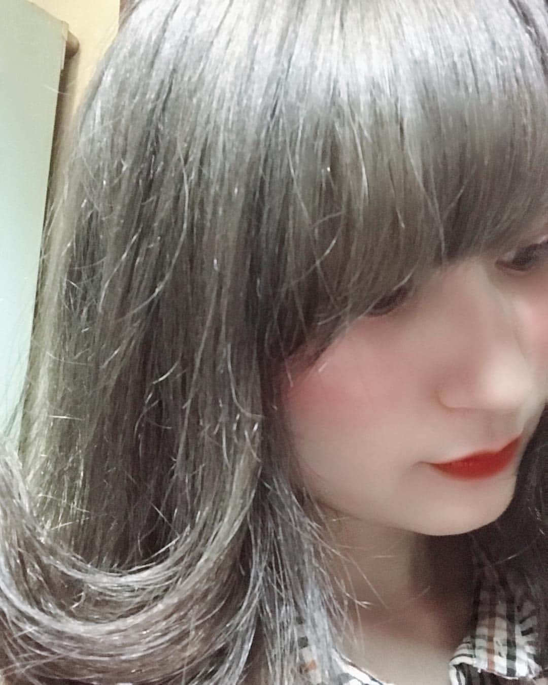 希月紫帆のインスタグラム：「#髪染めました #ヘアカラー #グレージュ #グレージュカラー #シルバーカラー #シルバーヘア #シルバーヘアカラー #haircolor #hairstyle  #hair #可愛い #綺麗 #cute #beauty  実際はここまでシルバーじゃないけどガンガン光当てたらこんな感じで撮れました(﹡ˆ﹀ˆ﹡)♡」