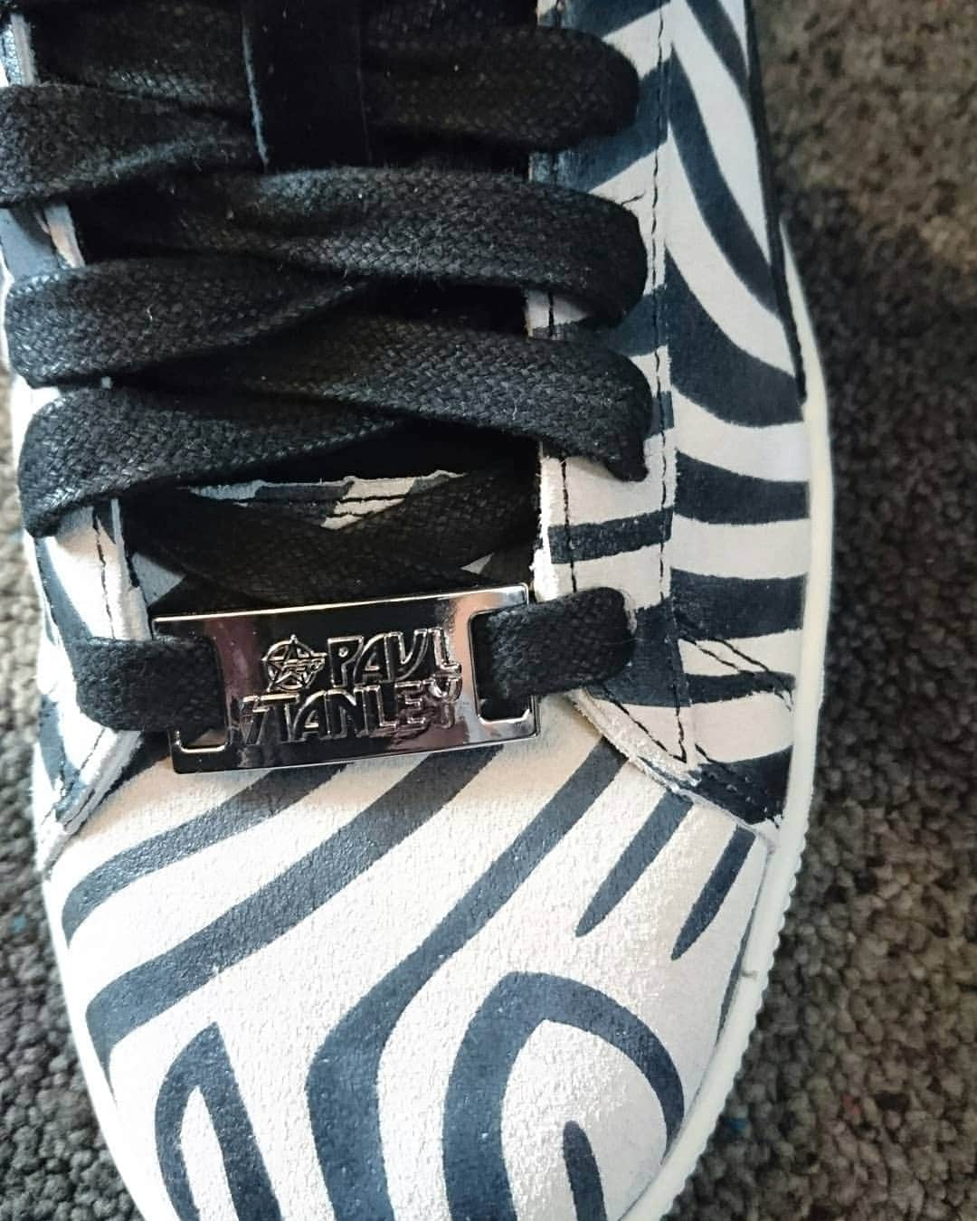 レイザーラモンRGさんのインスタグラム写真 - (レイザーラモンRGInstagram)「プーマとポール・スタンレー（KISS）のコラボスニーカー「 PUMA SUEDE CLASSIC x PAUL STANLEY」 いきなりどうした？って感じのコラボですが細部まで凝りに凝ってます！作りすごいしっかりしてます！もはや革靴です！  #PUMA #PUMAsuede #pumaclyde #paulstanley #pumaxpaulstanley」10月5日 23時13分 - rgrazorramon