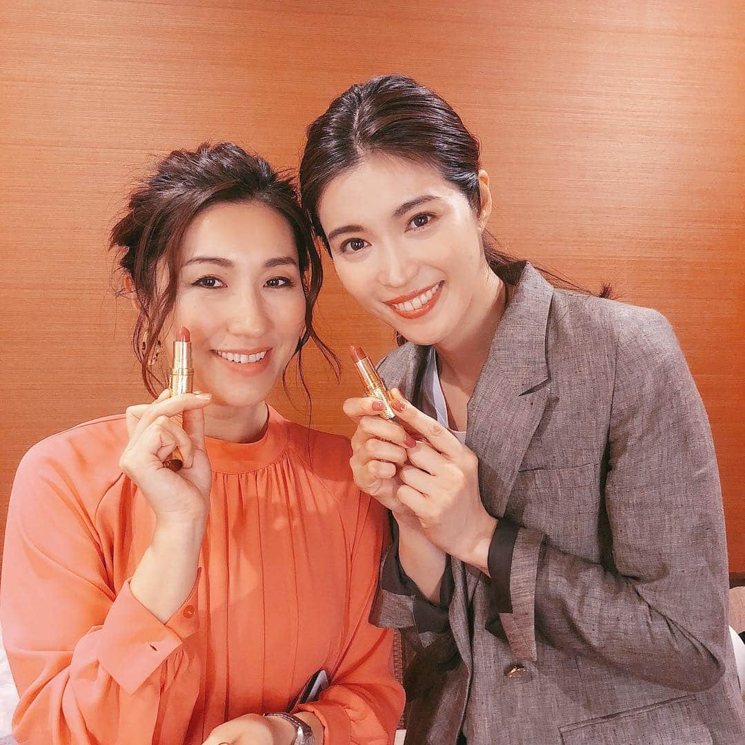 長井かおりさんのインスタグラム写真 - (長井かおりInstagram)「今日は！神戸オリエンタルホテルにて、神戸大丸✖️レ メルヴェイ ユーズ ラデュレのイベント 「 #ラデュレ ティーパーティー 」があり、メイクショーに出演してきました💄💄_  可愛すぎるラデュレのアイテムを使ったメイクショーはとっても華やかでキラッキラ✨✨✨💄💄_ コンシーラー美容液と新ファンデーション＆新チークで仕上げたお肌が、本当に軽やかフォギーでトレンド顔‼️_ モデルをしてくれた @erina_sonobe ちゃん、かわいかったー❤️_  ショーの最後はもちろん！突撃お直しコーナー‼️秋リップをお見立てしました〜♥️_  ぜひラデュレで、秋の肌と、秋の唇を手に入れて♥️♥️_  #ラデュレティーパーティー #ラデュレ #レメルヴェイユーズラデュレ #アゲコスメ #キラキラコスメ #可愛いすぎコスメ #乙女コスメ #見た目だけじゃない機能性 #神戸 #神戸大丸 #神戸オリエンタルホテル #メイクショー #メイクイベント #ビューティーイベント」10月6日 0時20分 - kaorimake