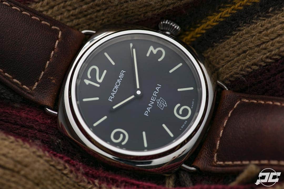 パネライのインスタグラム：「Just simple and clean.  The base dial #Panerai #PAM753 45mm Radiomir. Now powered by a Manual wind in-house P.6000 movement with 3 day power reserve. #PaneraiCentral」