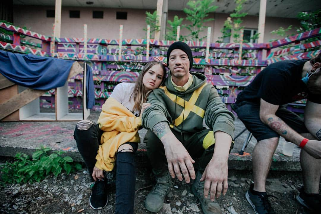 デビー・ライアンさんのインスタグラム写真 - (デビー・ライアンInstagram)「This bandito (pictured, center) and his main dude just absolutely sennnt it on the album Trench. It was built on patience— theirs, yours, those around it— and patience not wasted. There’s searching in the record, life in the music, courage in the DNA and excellence in the execution (on behalf of everyone who touches this project). I think this band is the most clever and cool and different and inspired,  Buy it, air drum along 😻, watch the My Blood video immediately, then just try to imagine the live show (can’t)」10月6日 2時06分 - debbyryan