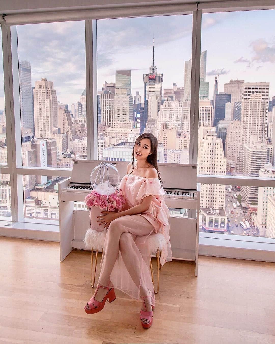 ポーララビクトレーのインスタグラム：「@ofleatherandlace sitting pretty in pink 🌸」