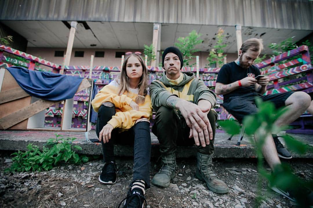 のインスタグラム：「This bandito (pictured, center) and his main dude just absolutely sennnt it on the album Trench. It was built on patience— theirs, yours, those around it— and patience not wasted. There’s searching in the record, life in the music, courage in the DNA and excellence in the execution (on behalf of everyone who touches this project). I think this band is the most clever and cool and different and inspired,  Buy it, air drum along 😻, watch the My Blood video immediately, then just try to imagine the live show (can’t)」