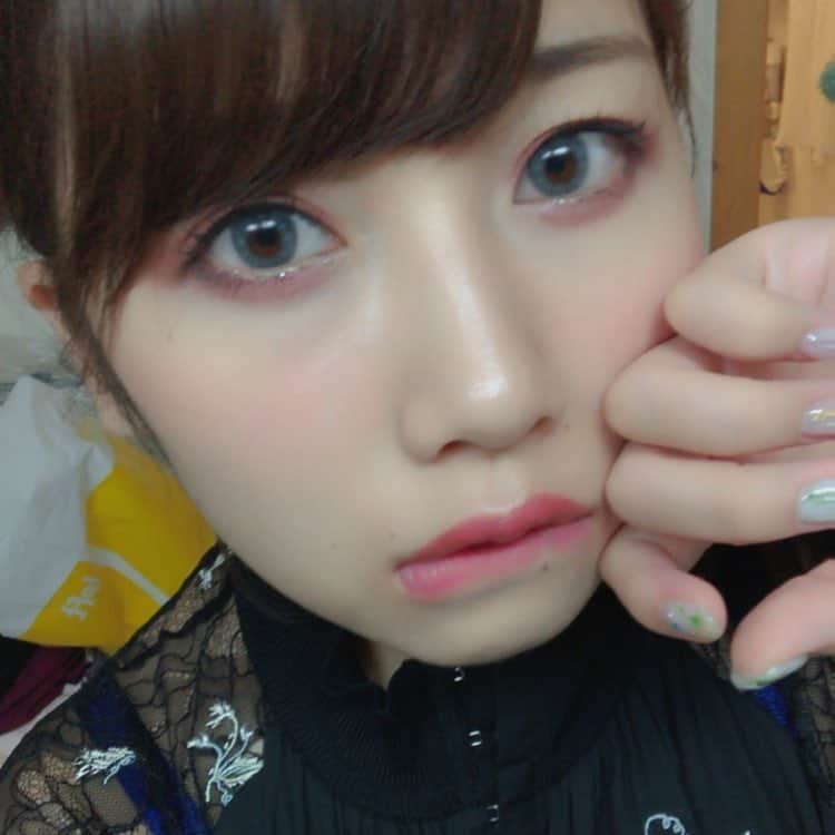 のインスタグラム：「青いコンタクト着けてみました👀 ＠＠＠ #雰囲気  #自撮り  #青カラコン  #ネイルもアピール」